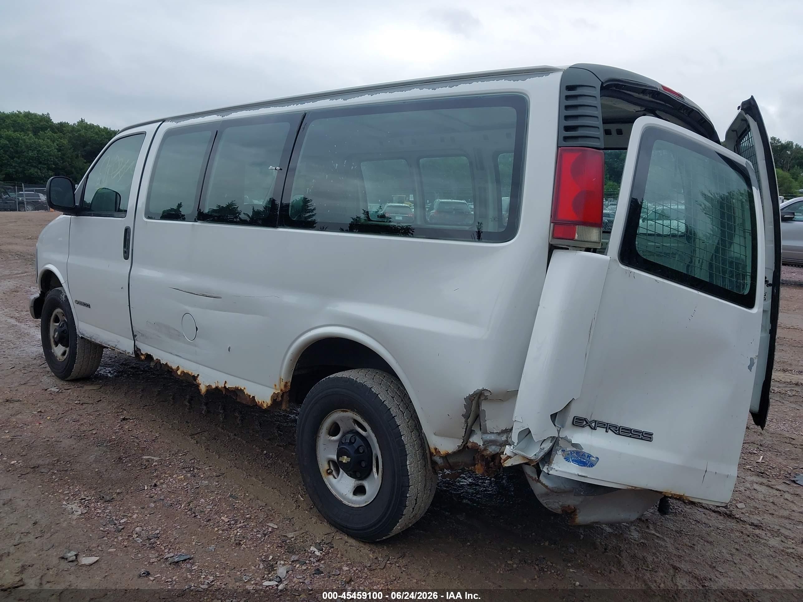 2002 Chevrolet Express   White vin: 1GCGG25R921199754