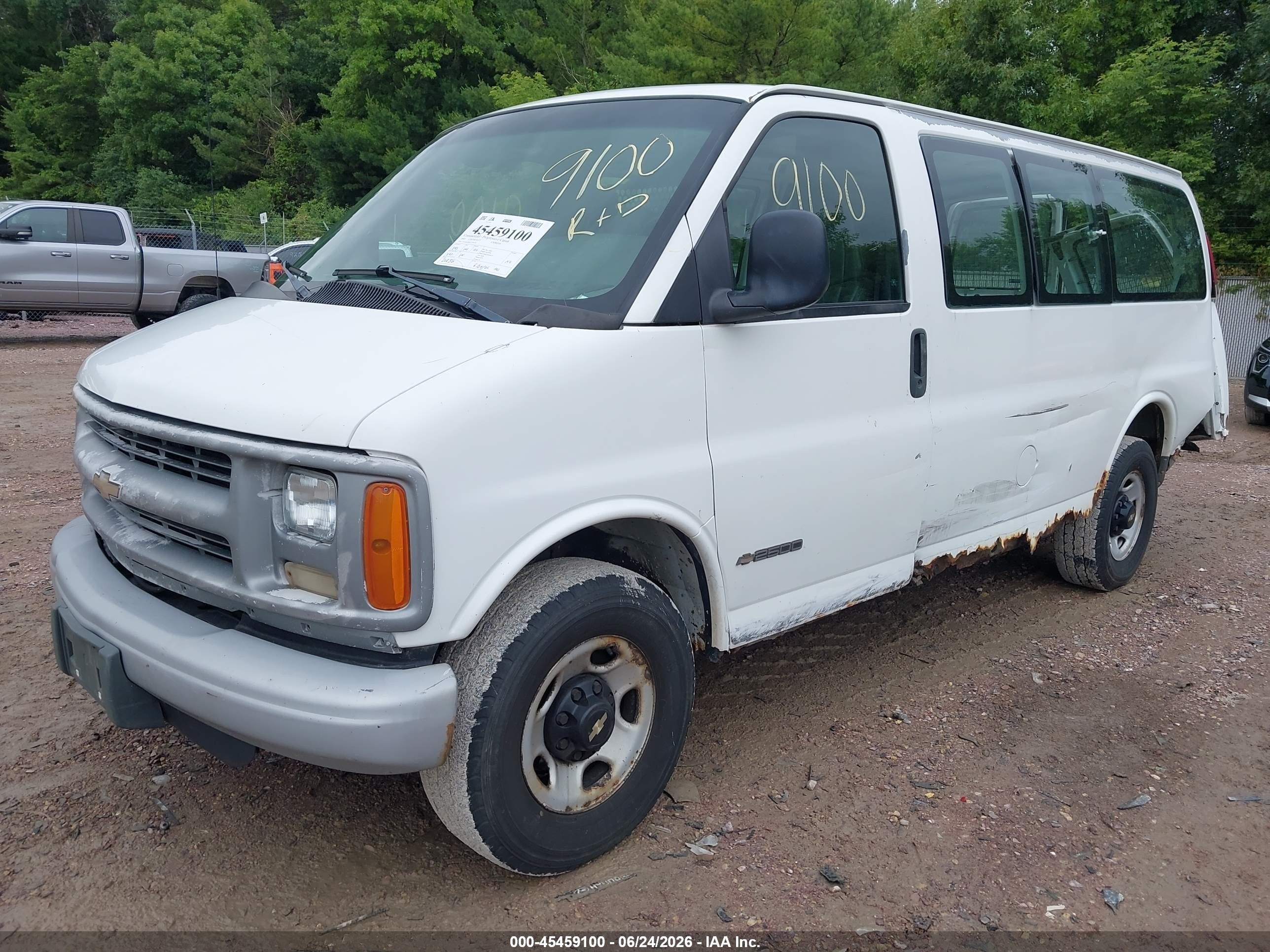 2002 Chevrolet Express   White vin: 1GCGG25R921199754