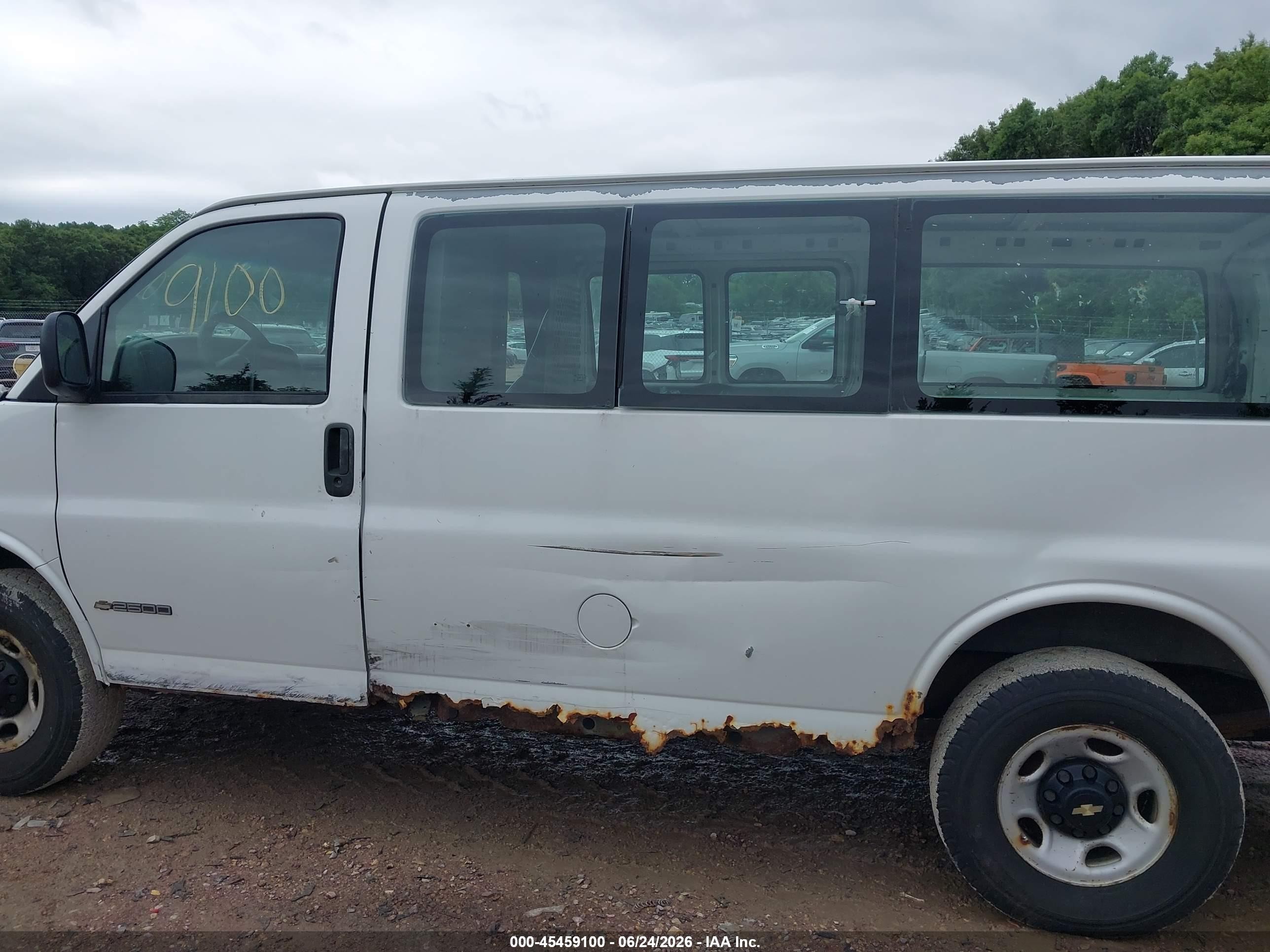 2002 Chevrolet Express   White vin: 1GCGG25R921199754