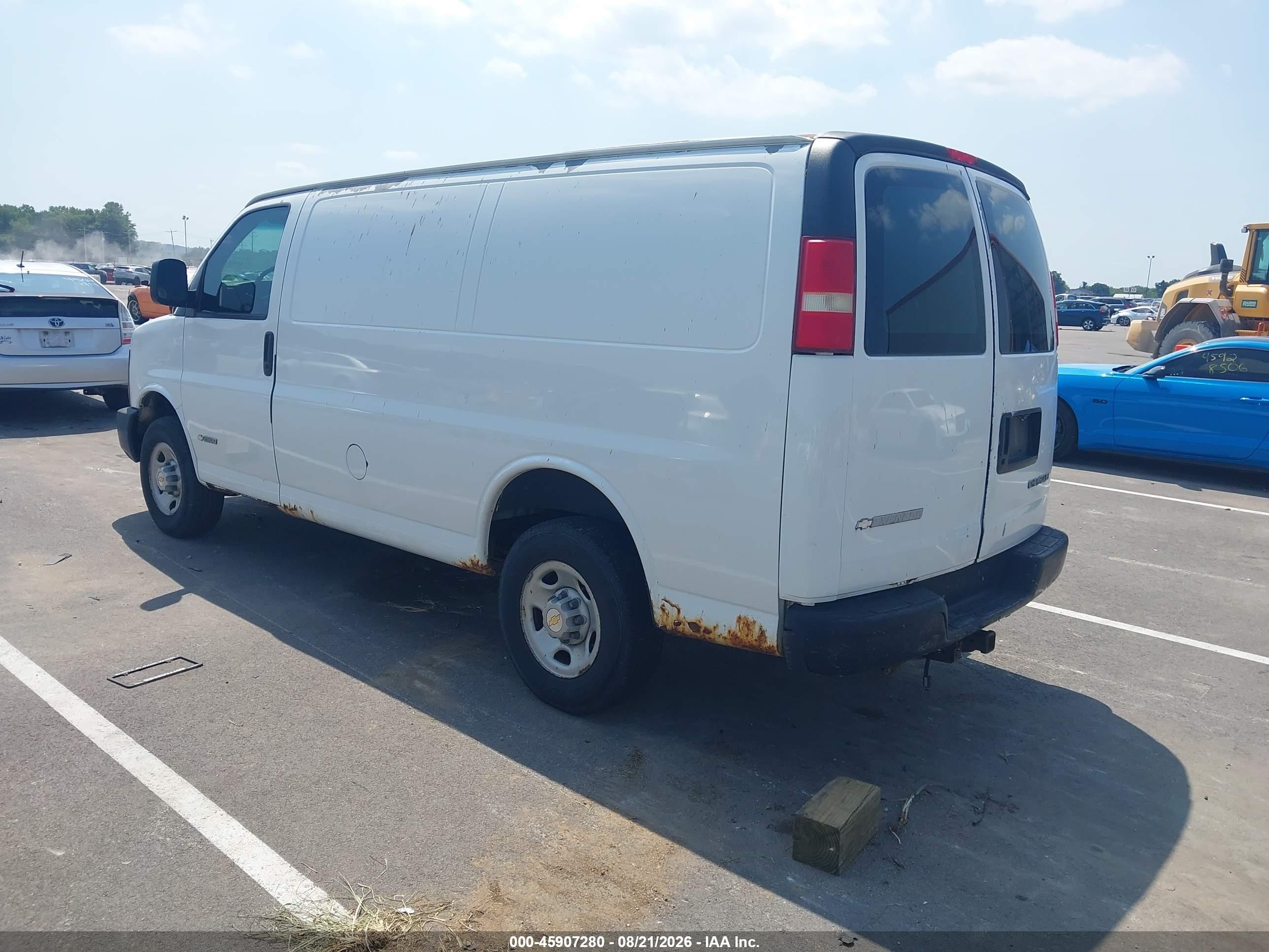 2003 Chevrolet Express   White vin: 1GCGG25U131196126
