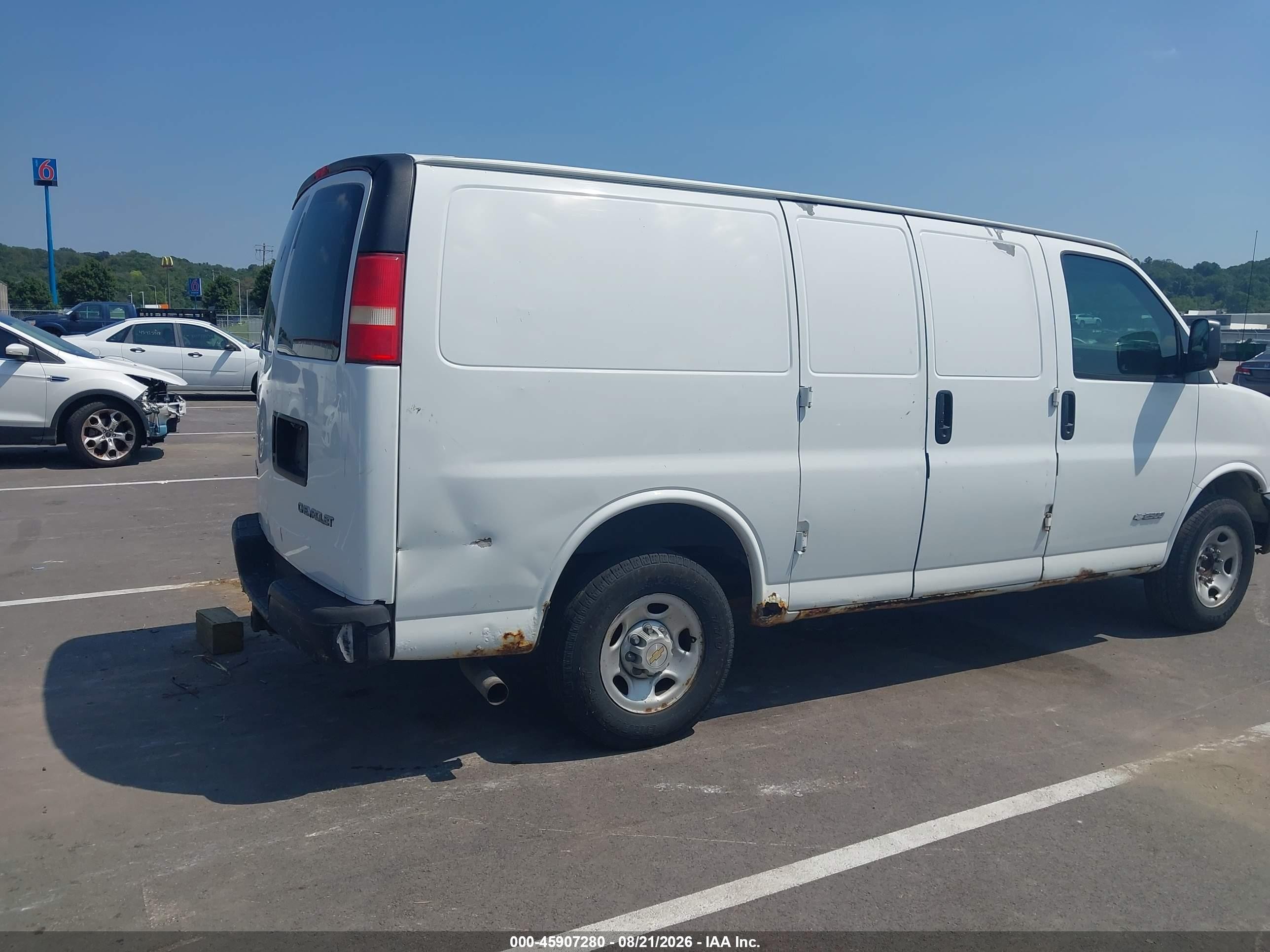 2003 Chevrolet Express   White vin: 1GCGG25U131196126