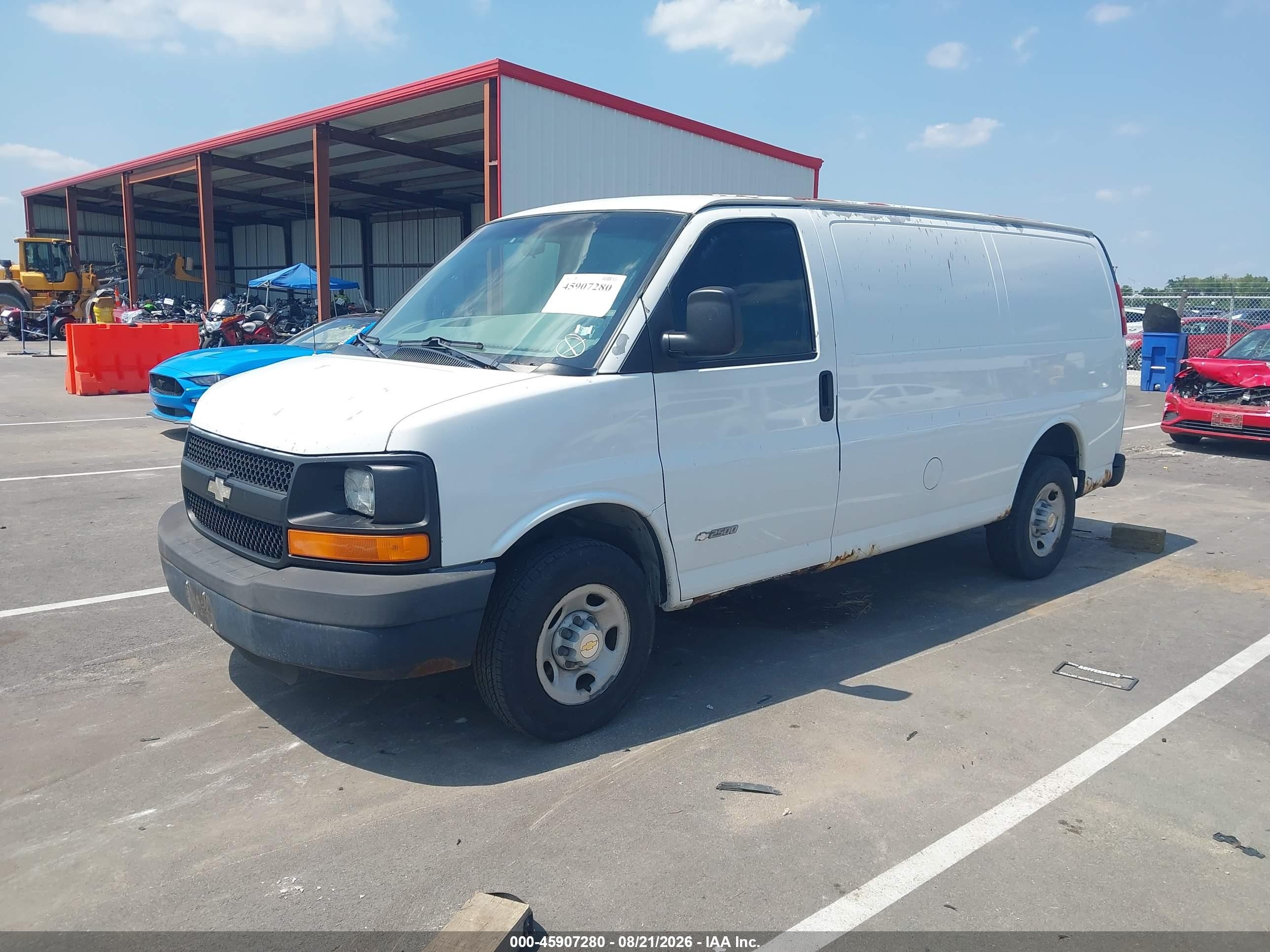 2003 Chevrolet Express   White vin: 1GCGG25U131196126