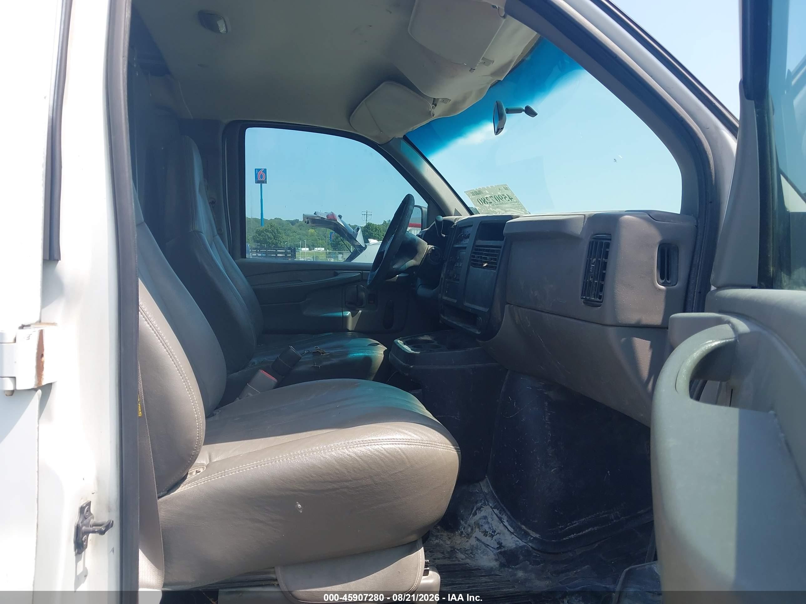 2003 Chevrolet Express   White vin: 1GCGG25U131196126