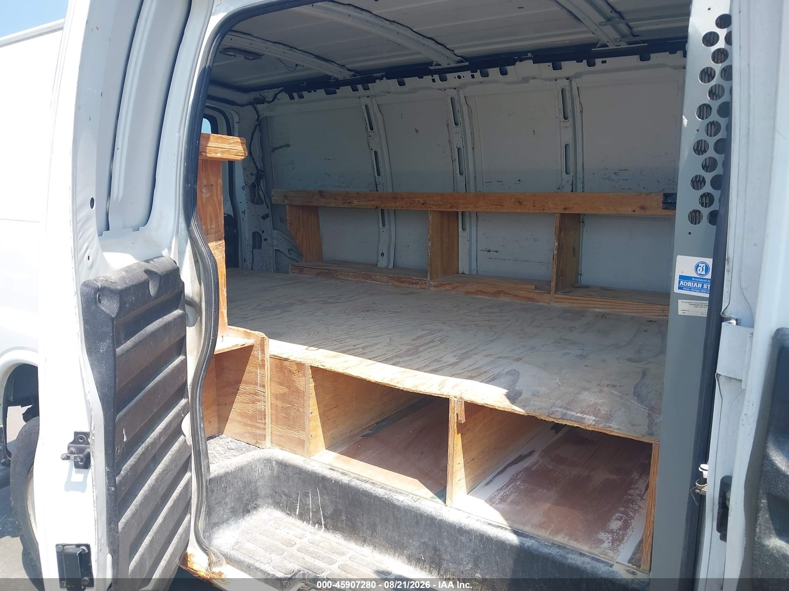 2003 Chevrolet Express   White vin: 1GCGG25U131196126