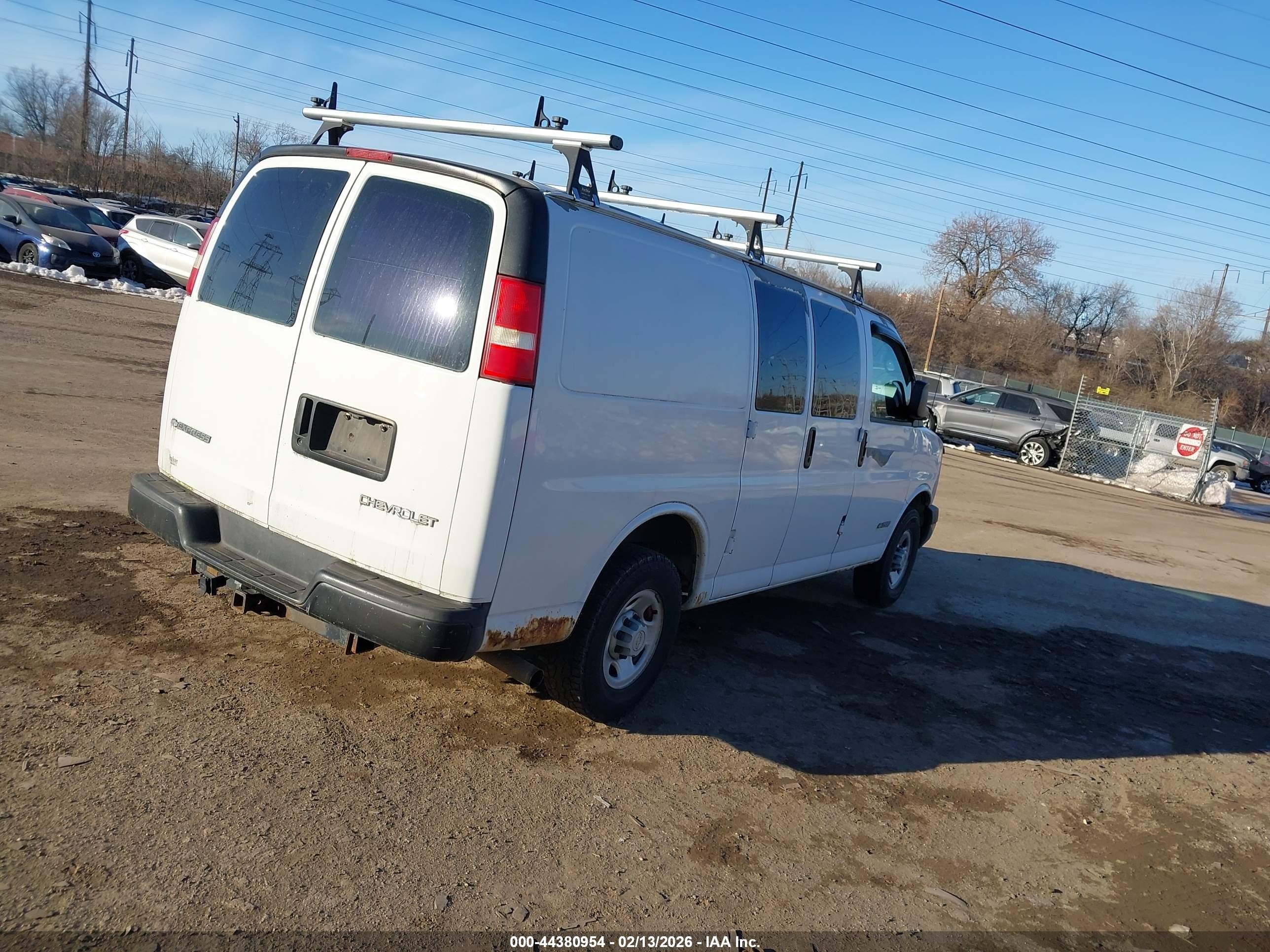 2005 Chevrolet Express   White vin: 1GCGG25U151248390