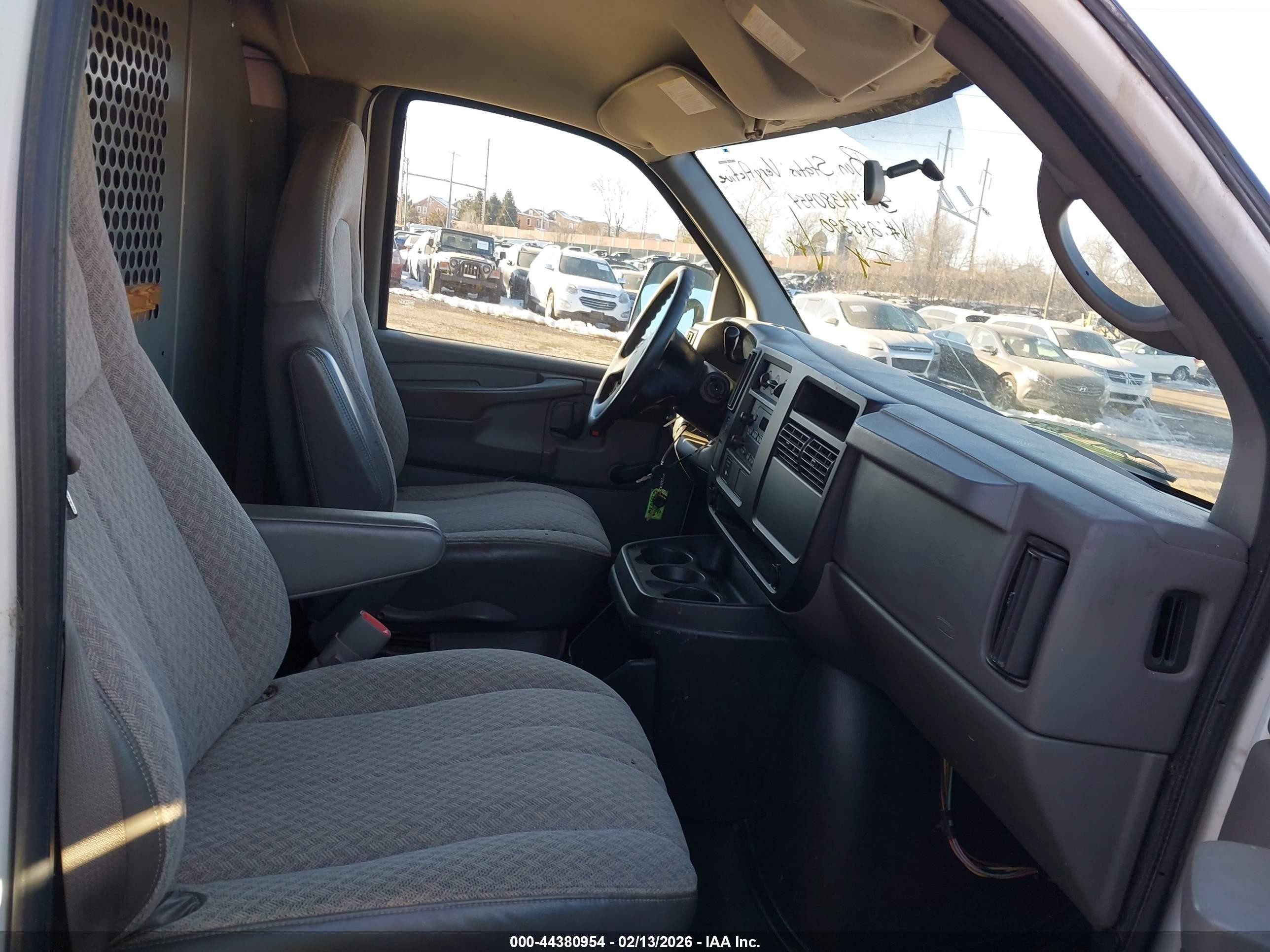 2005 Chevrolet Express   White vin: 1GCGG25U151248390