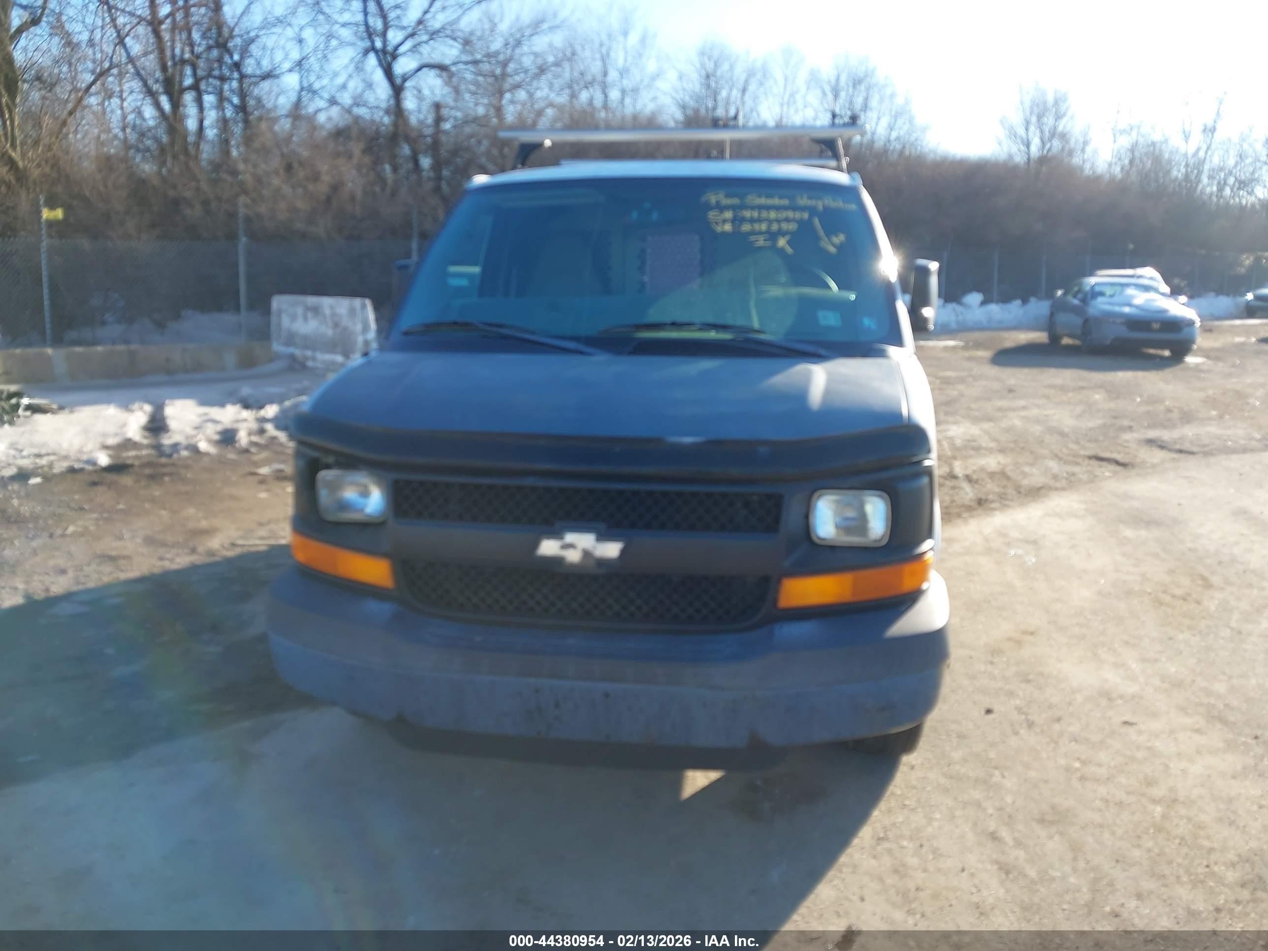 2005 Chevrolet Express   White vin: 1GCGG25U151248390