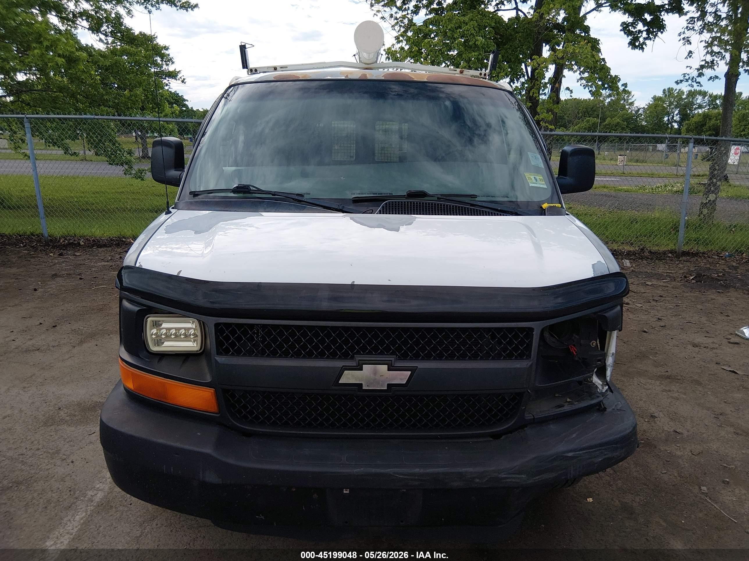 2005 Chevrolet Express   White vin: 1GCGG25U451139020