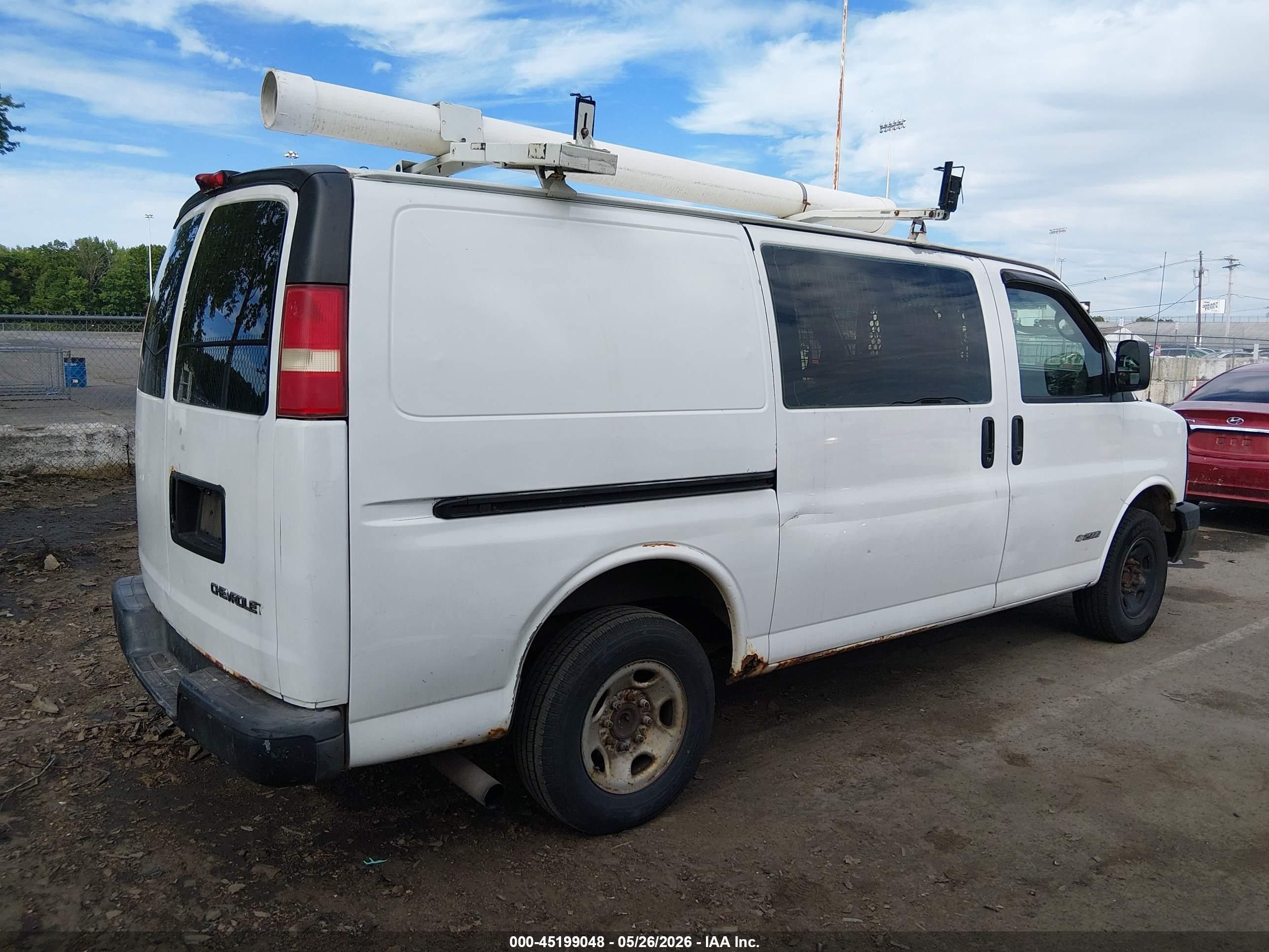 2005 Chevrolet Express   White vin: 1GCGG25U451139020