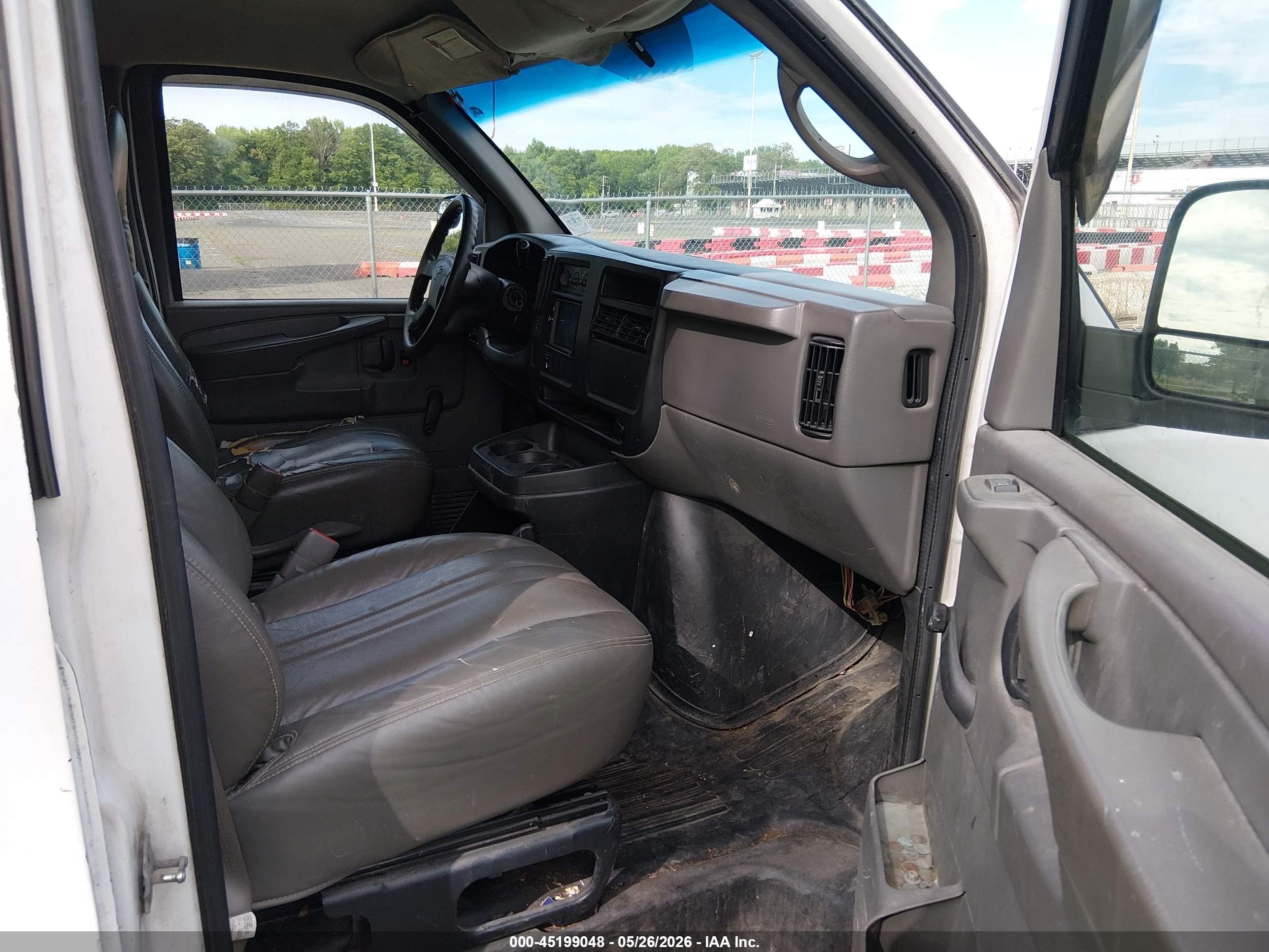 2005 Chevrolet Express   White vin: 1GCGG25U451139020