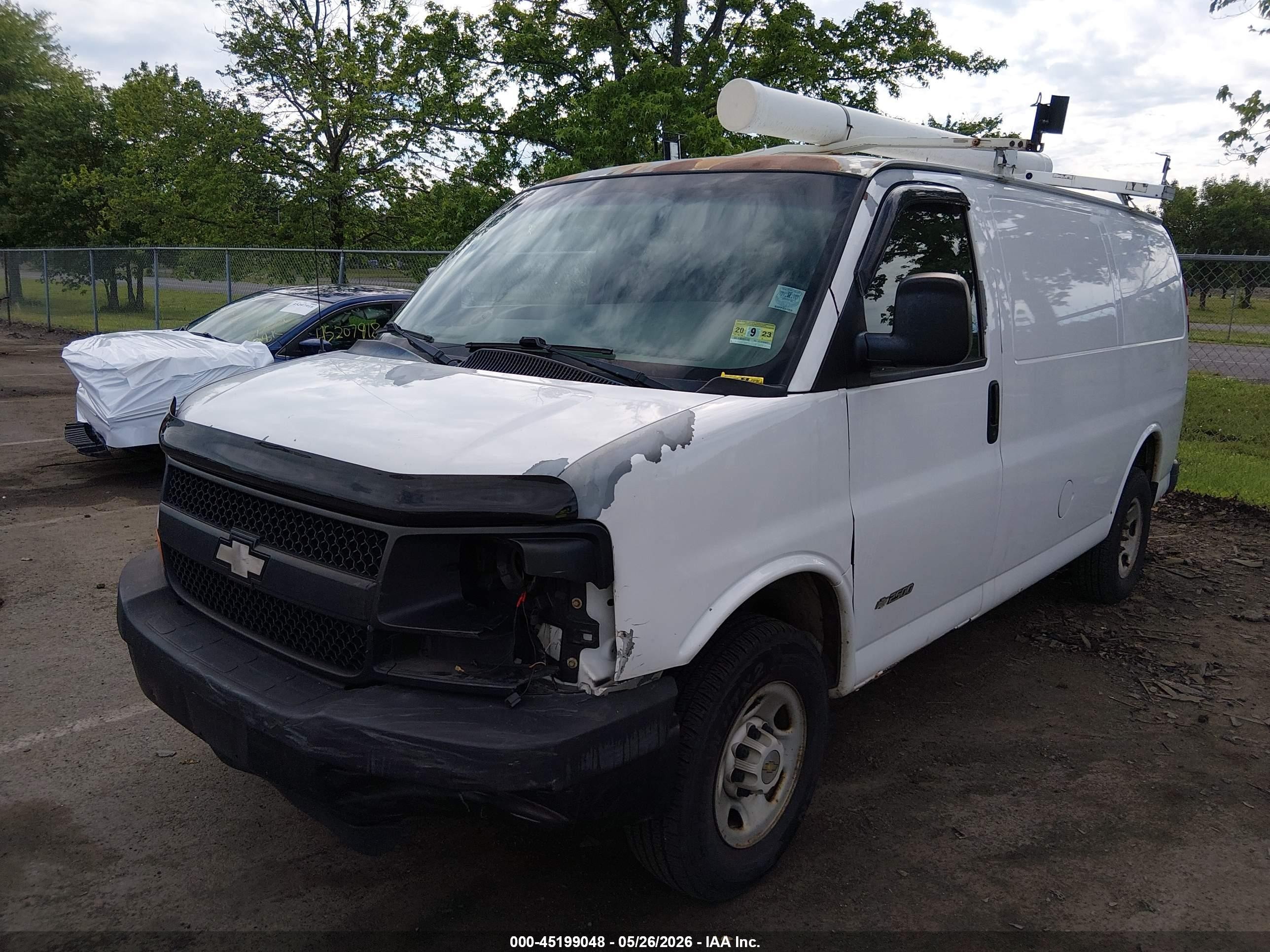 2005 Chevrolet Express   White vin: 1GCGG25U451139020