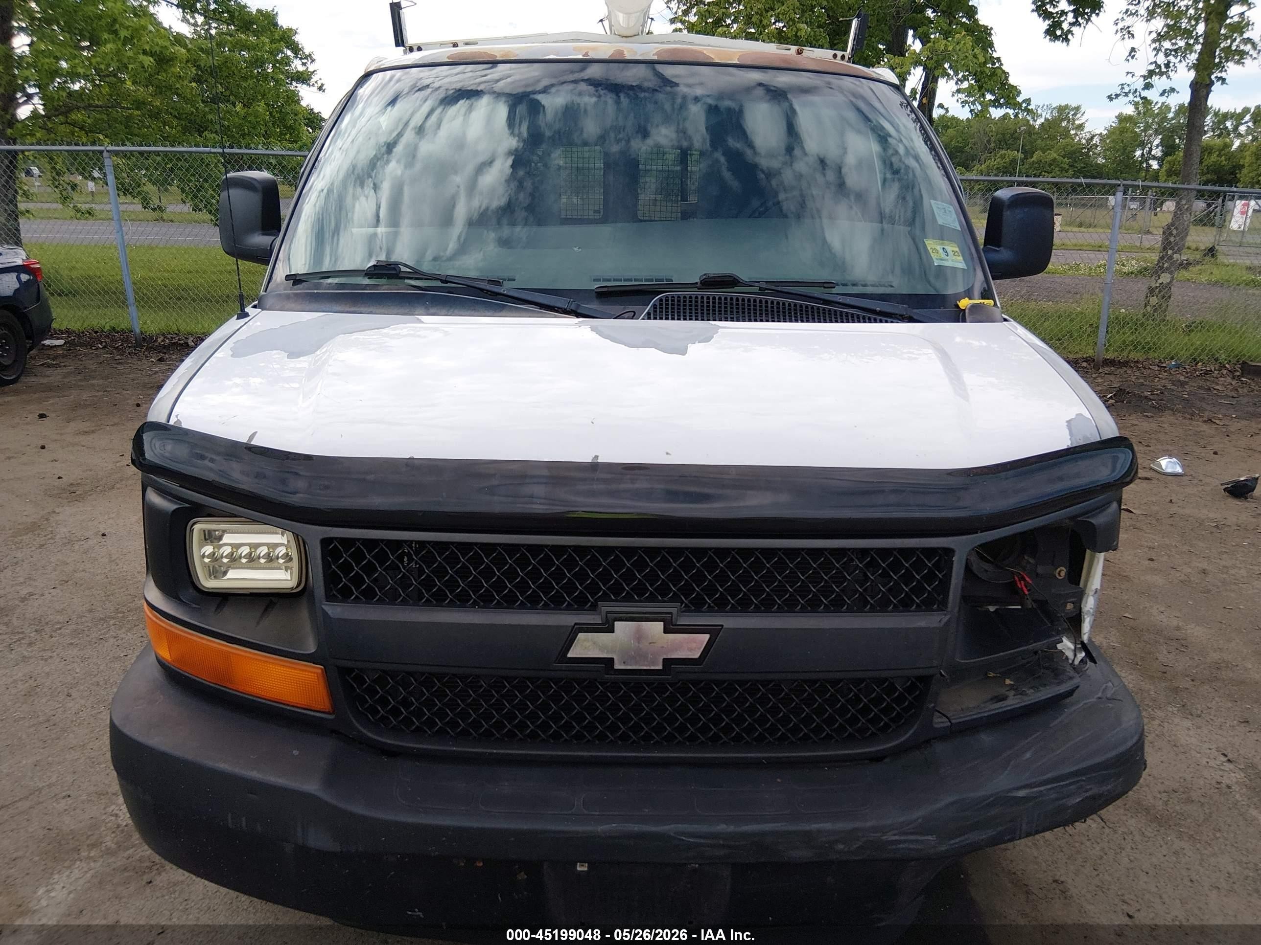 2005 Chevrolet Express   White vin: 1GCGG25U451139020