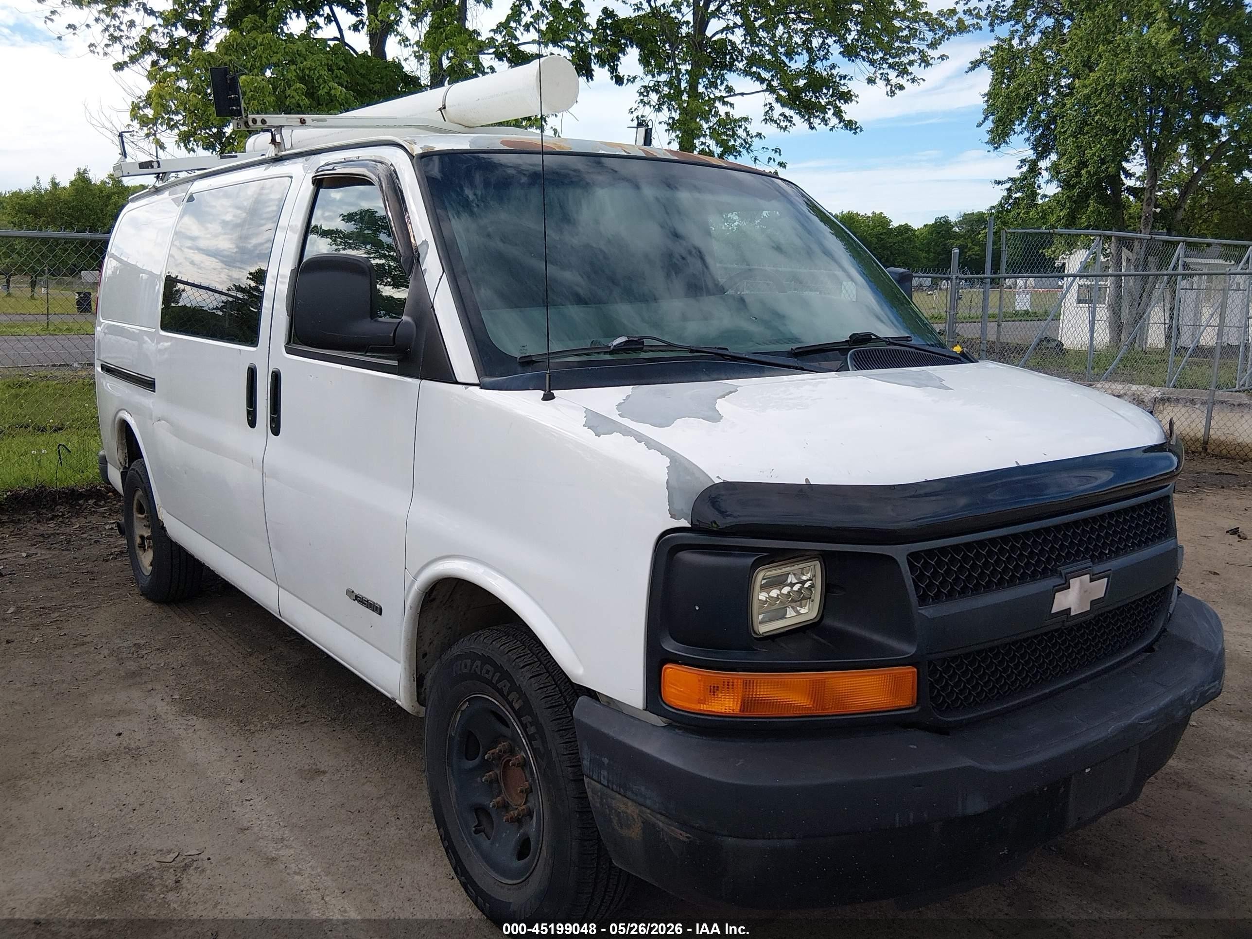 2005 Chevrolet Express   White vin: 1GCGG25U451139020