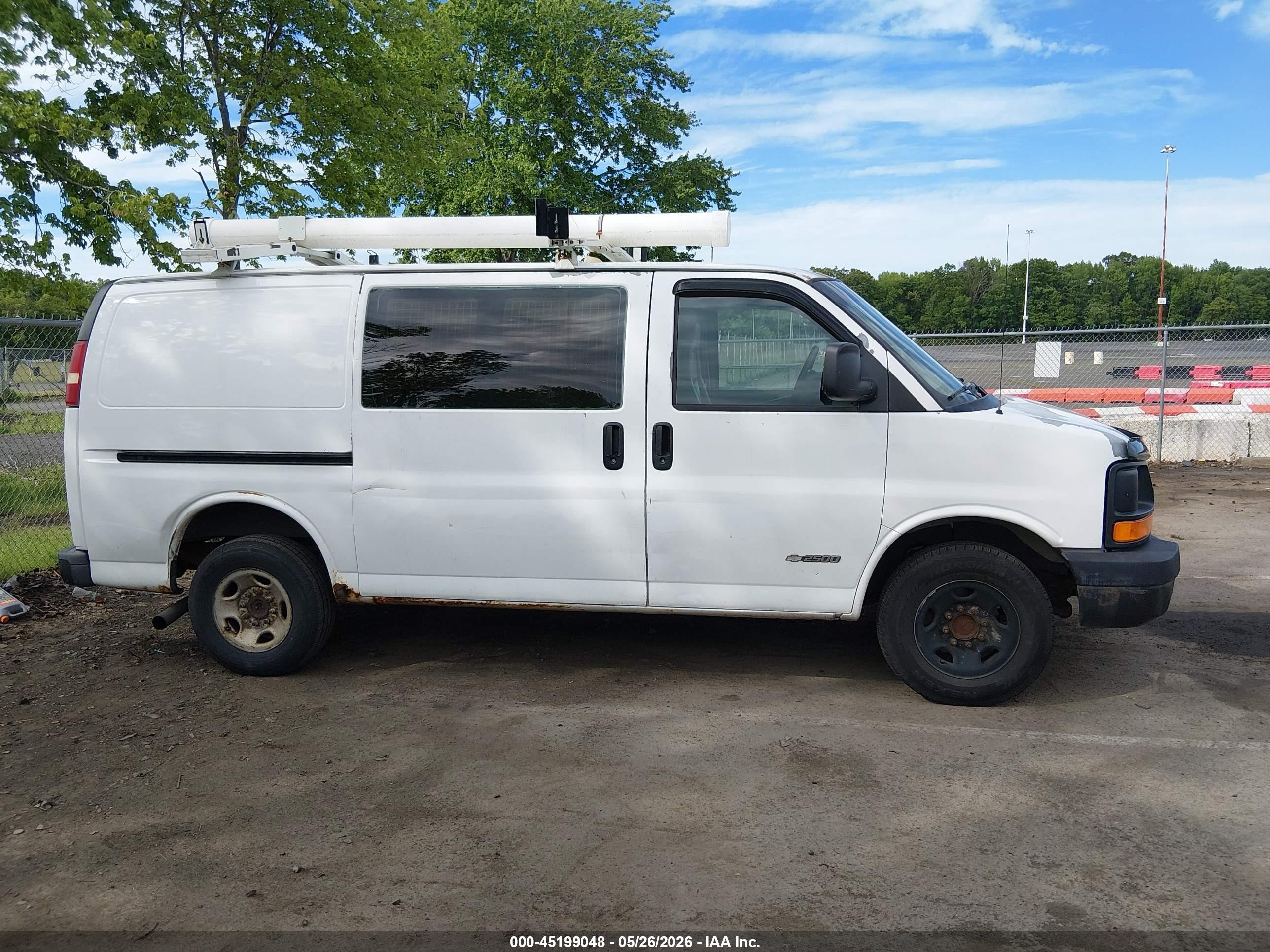 2005 Chevrolet Express   White vin: 1GCGG25U451139020