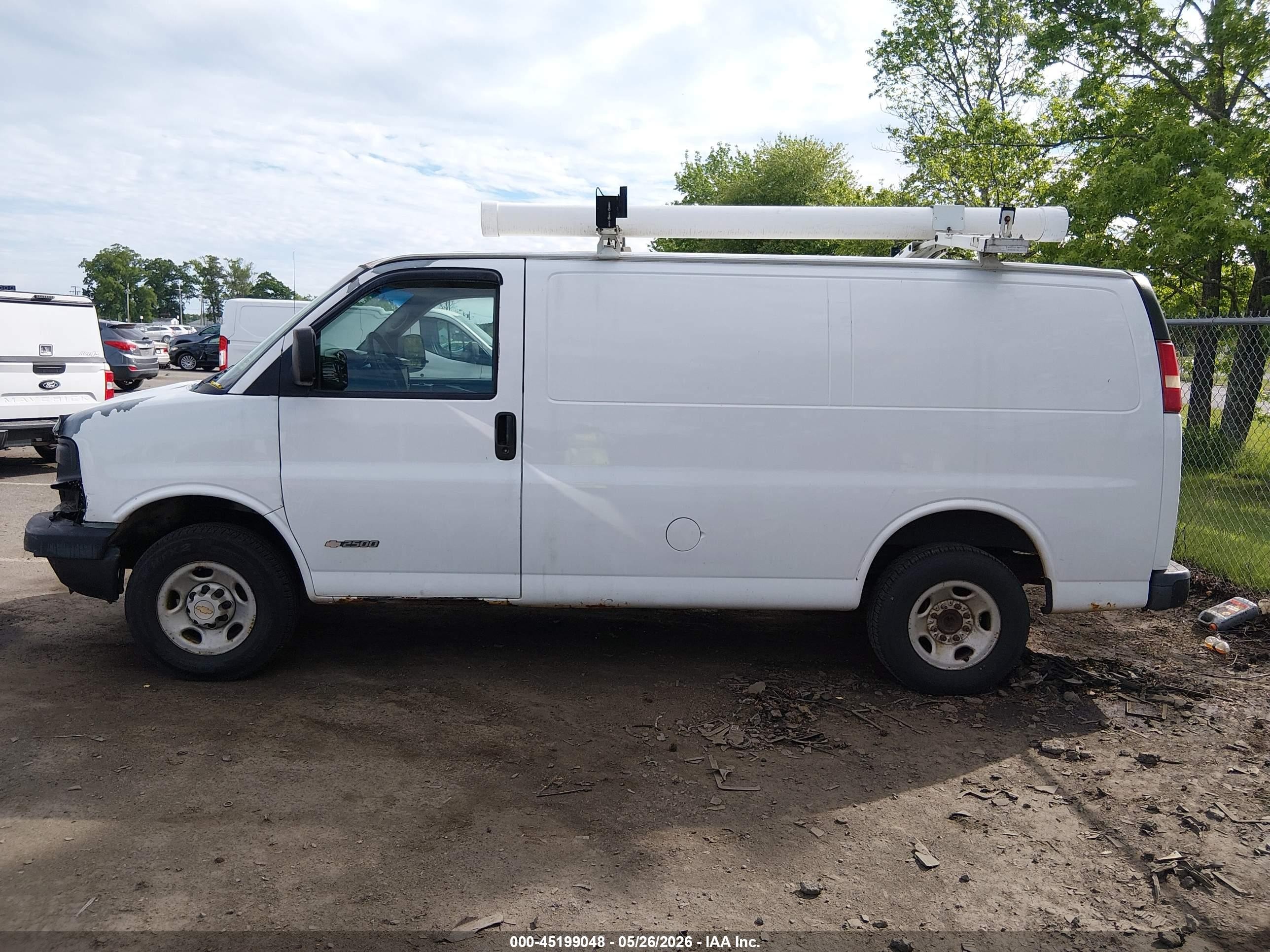 2005 Chevrolet Express   White vin: 1GCGG25U451139020