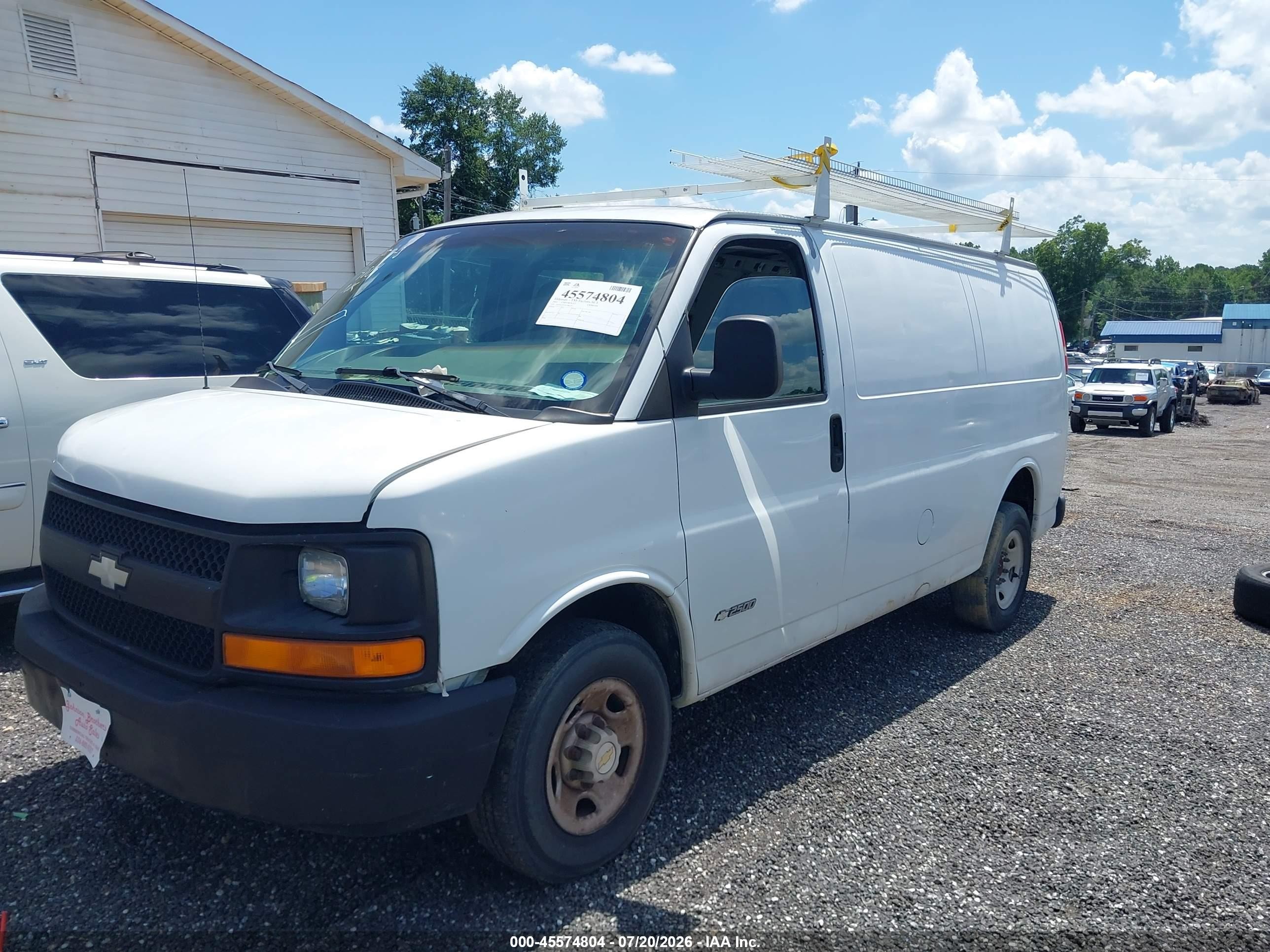 2003 Chevrolet Express   White vin: 1GCGG25U931186279