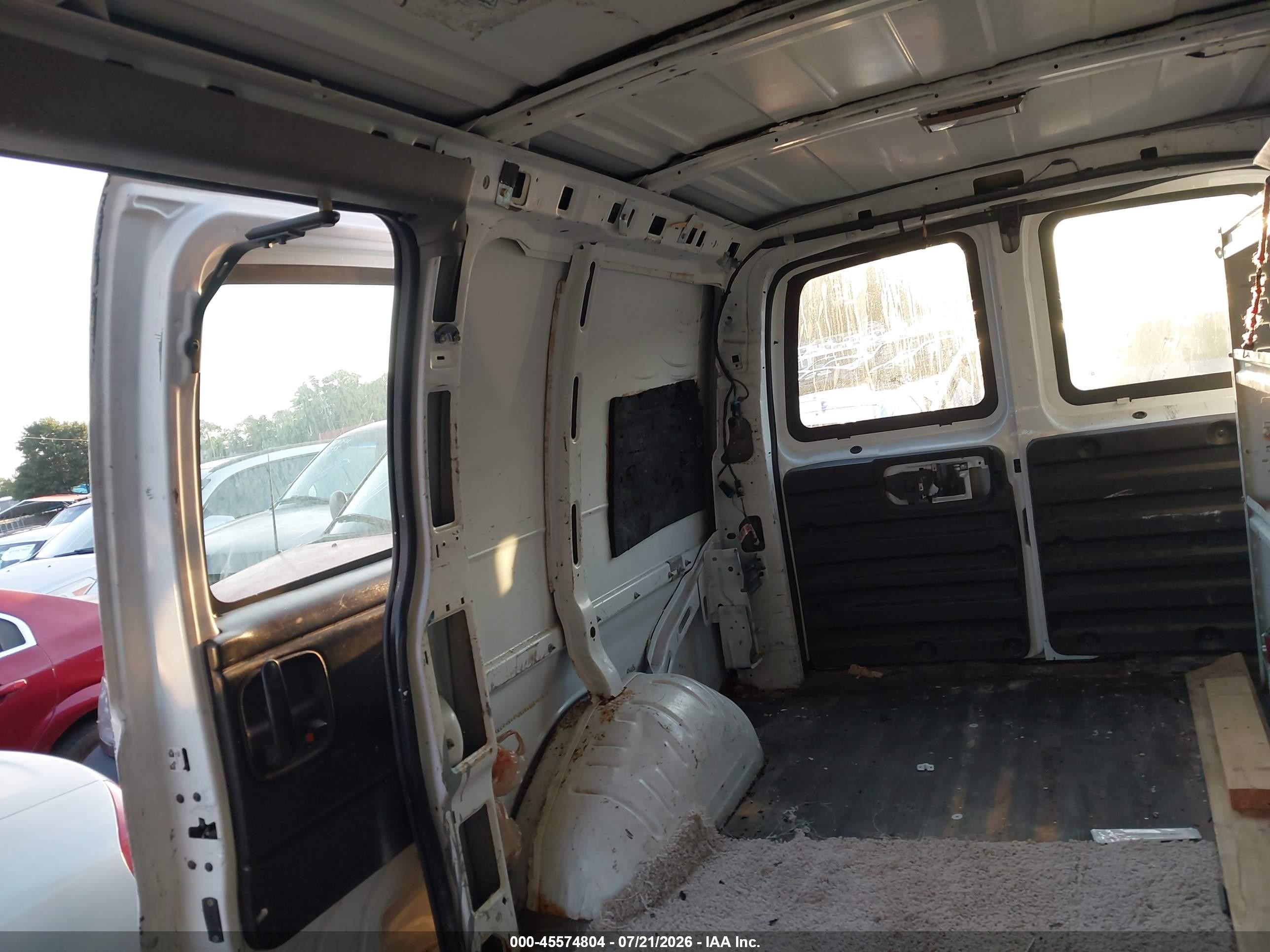 2003 Chevrolet Express   White vin: 1GCGG25U931186279