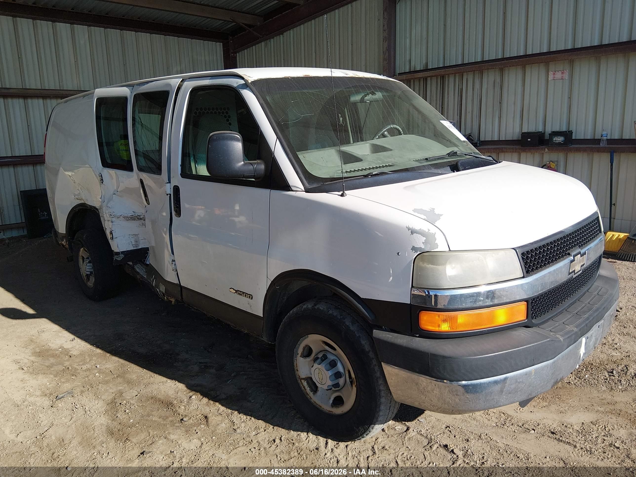 2005 Chevrolet Express   White vin: 1GCGG25V051269367