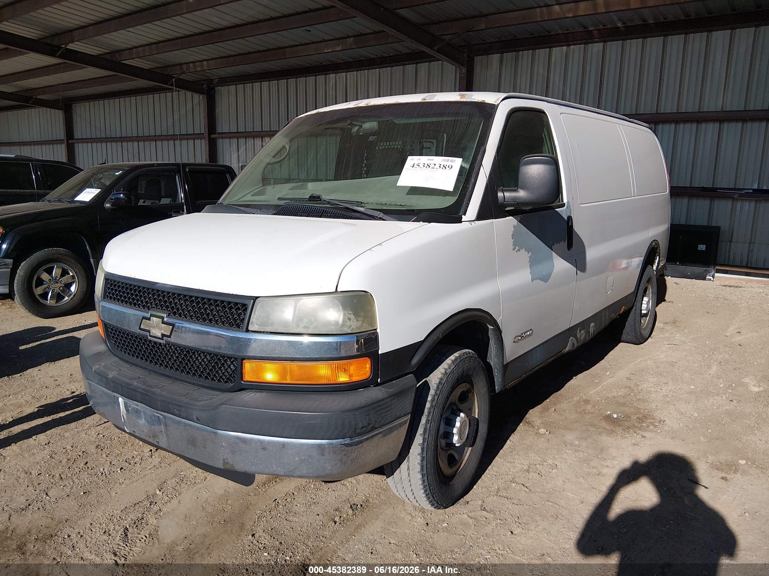 2005 Chevrolet Express   White vin: 1GCGG25V051269367