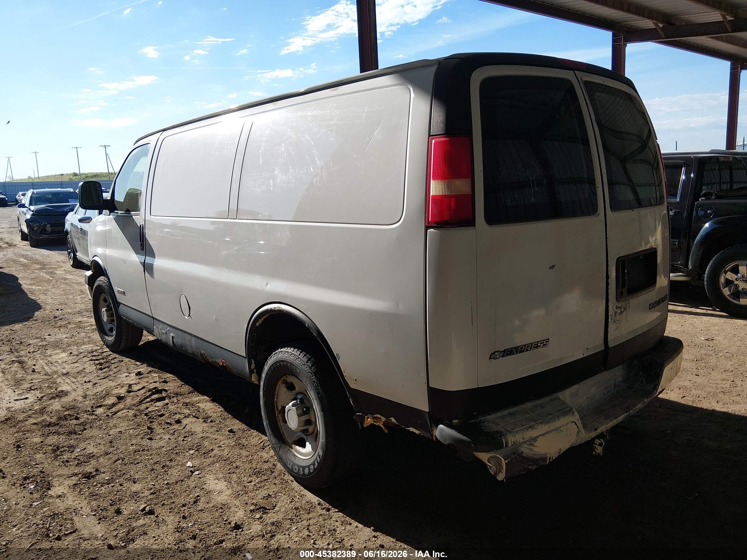 2005 Chevrolet Express   White vin: 1GCGG25V051269367