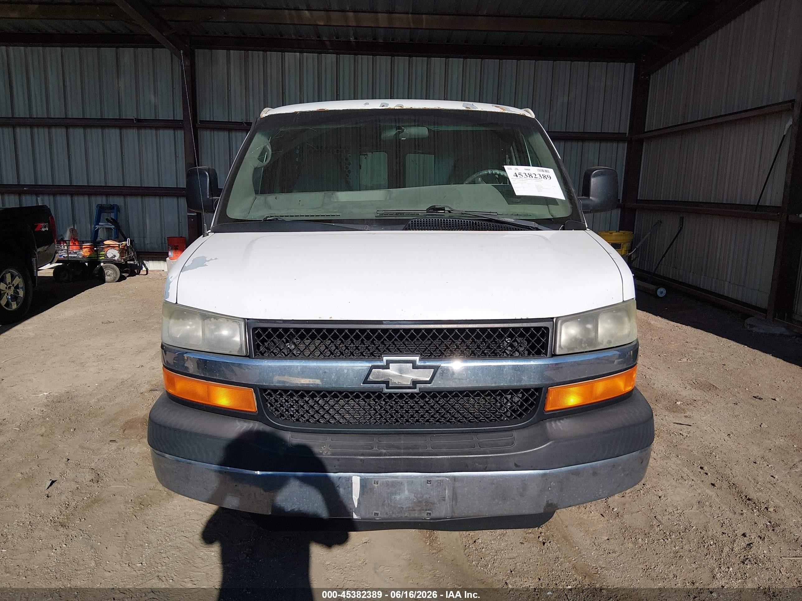 2005 Chevrolet Express   White vin: 1GCGG25V051269367