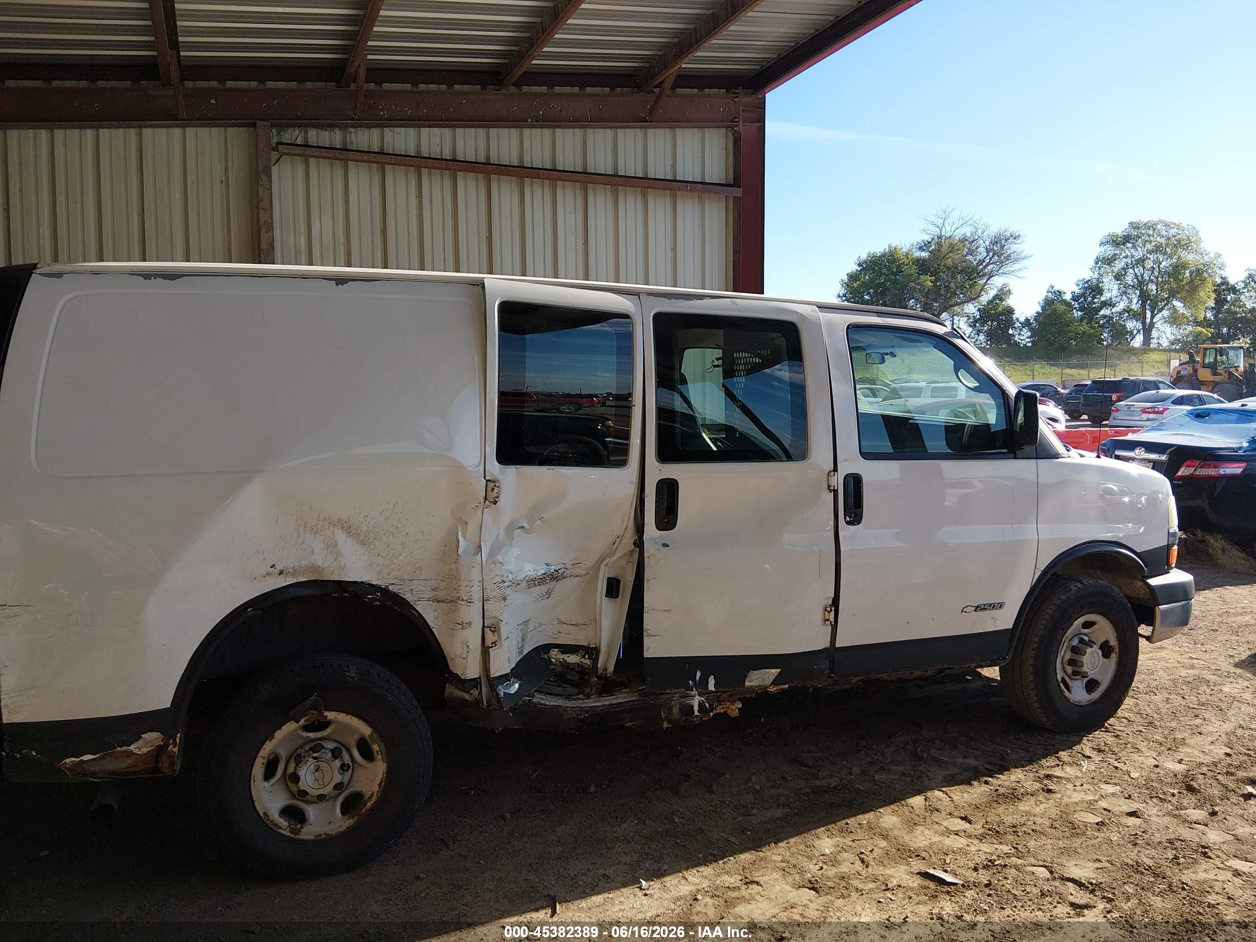 2005 Chevrolet Express   White vin: 1GCGG25V051269367