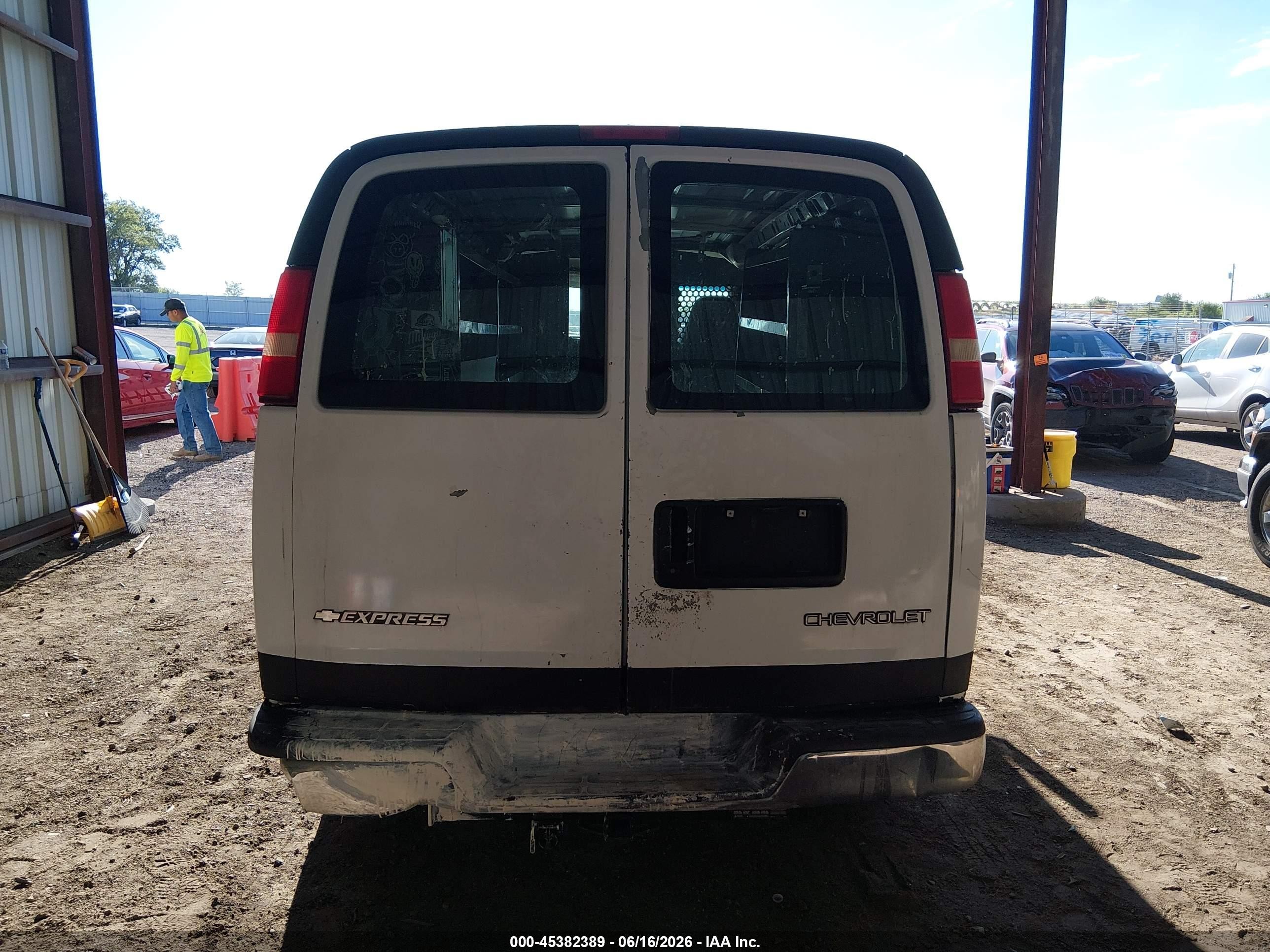2005 Chevrolet Express   White vin: 1GCGG25V051269367