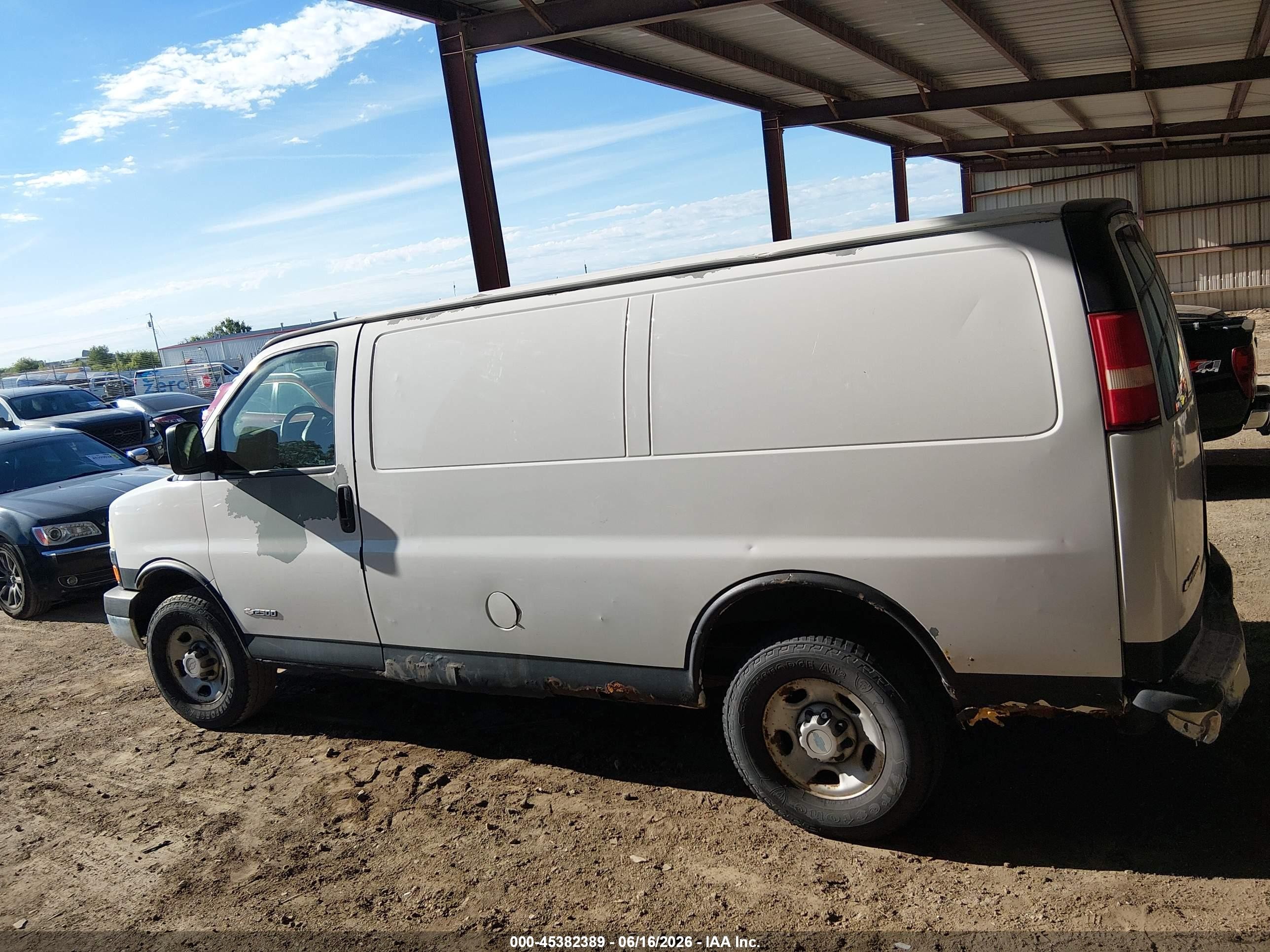 2005 Chevrolet Express   White vin: 1GCGG25V051269367