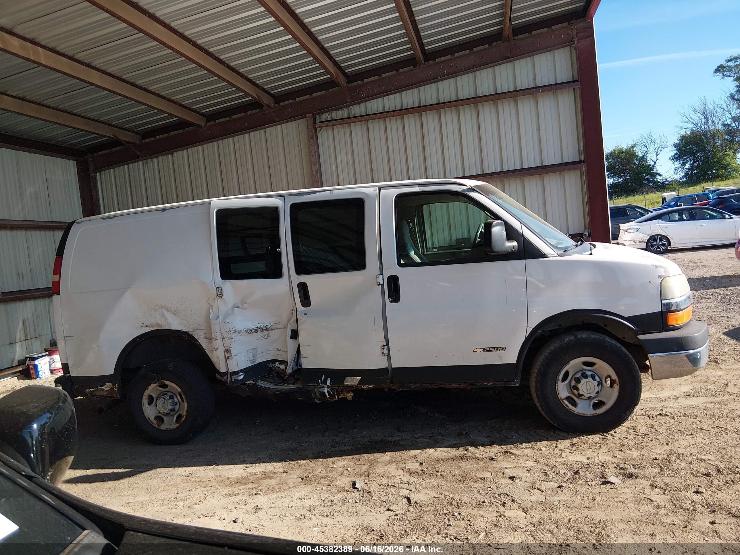 2005 Chevrolet Express   White vin: 1GCGG25V051269367