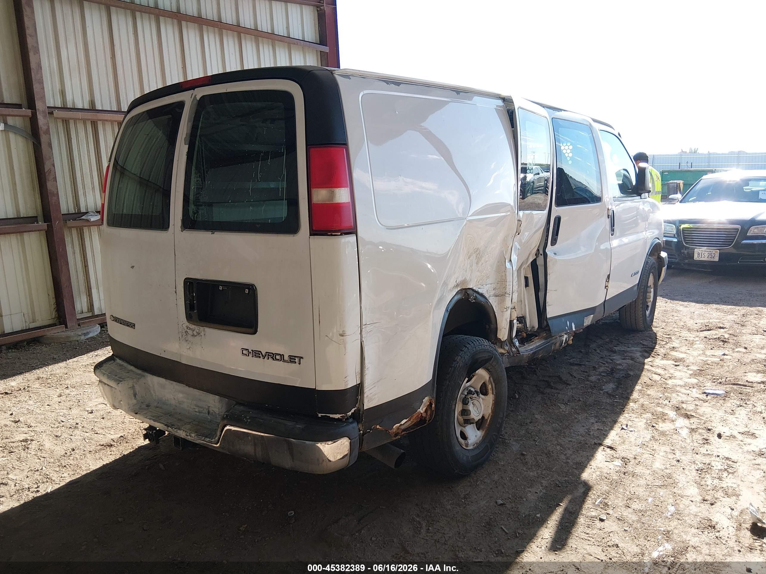 2005 Chevrolet Express   White vin: 1GCGG25V051269367