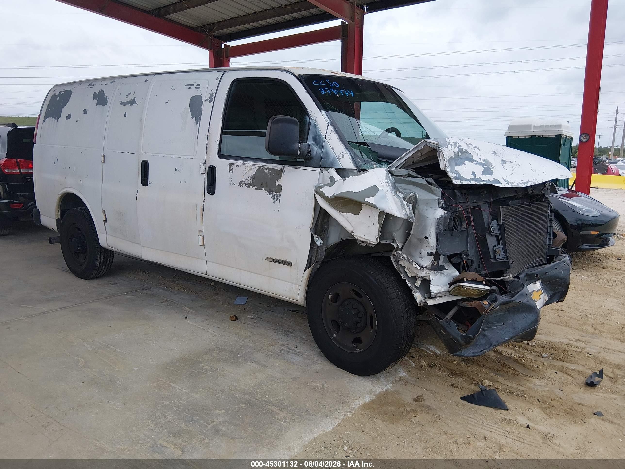 2003 Chevrolet Express   White vin: 1GCGG25V131173826