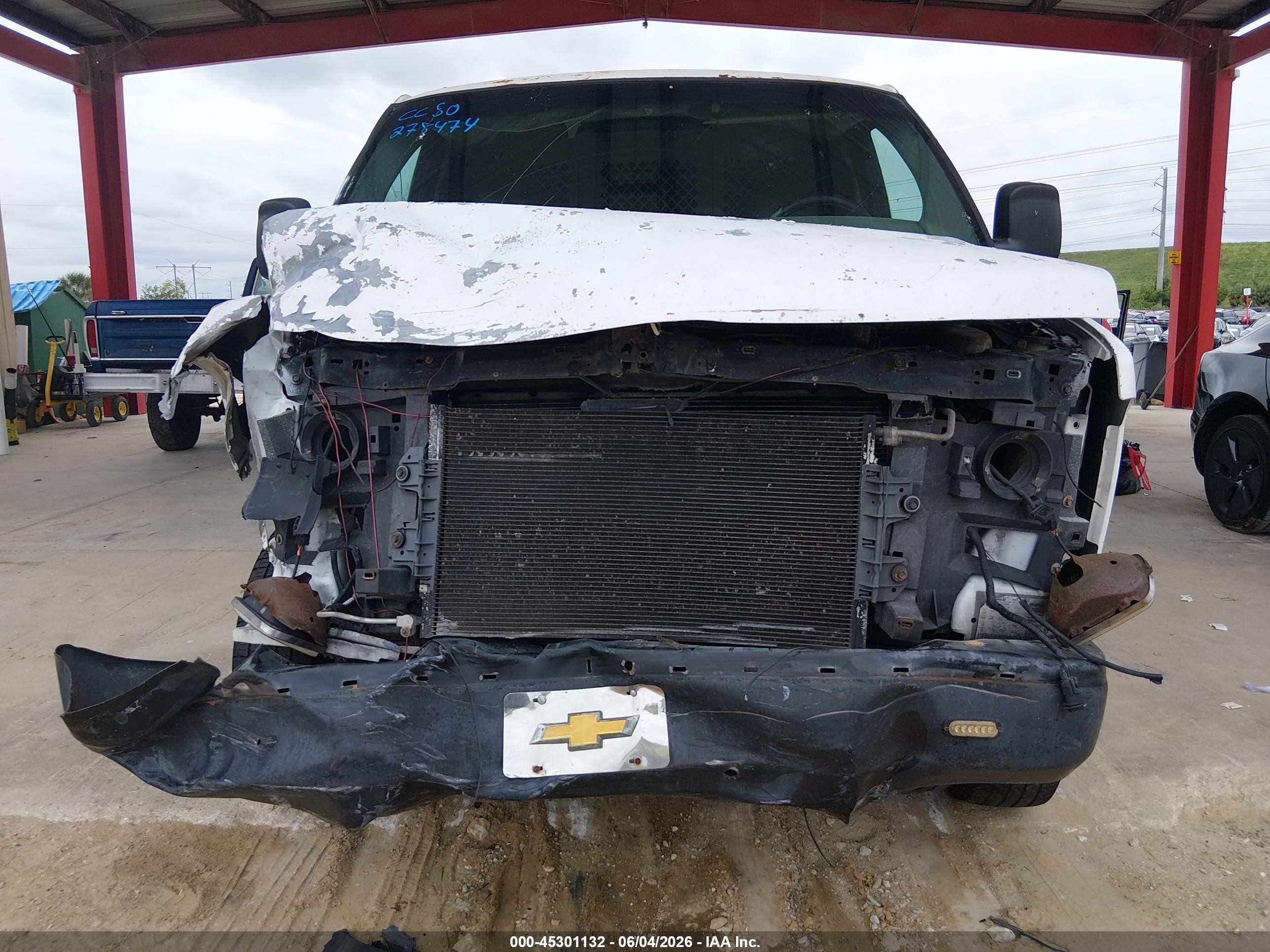 2003 Chevrolet Express   White vin: 1GCGG25V131173826
