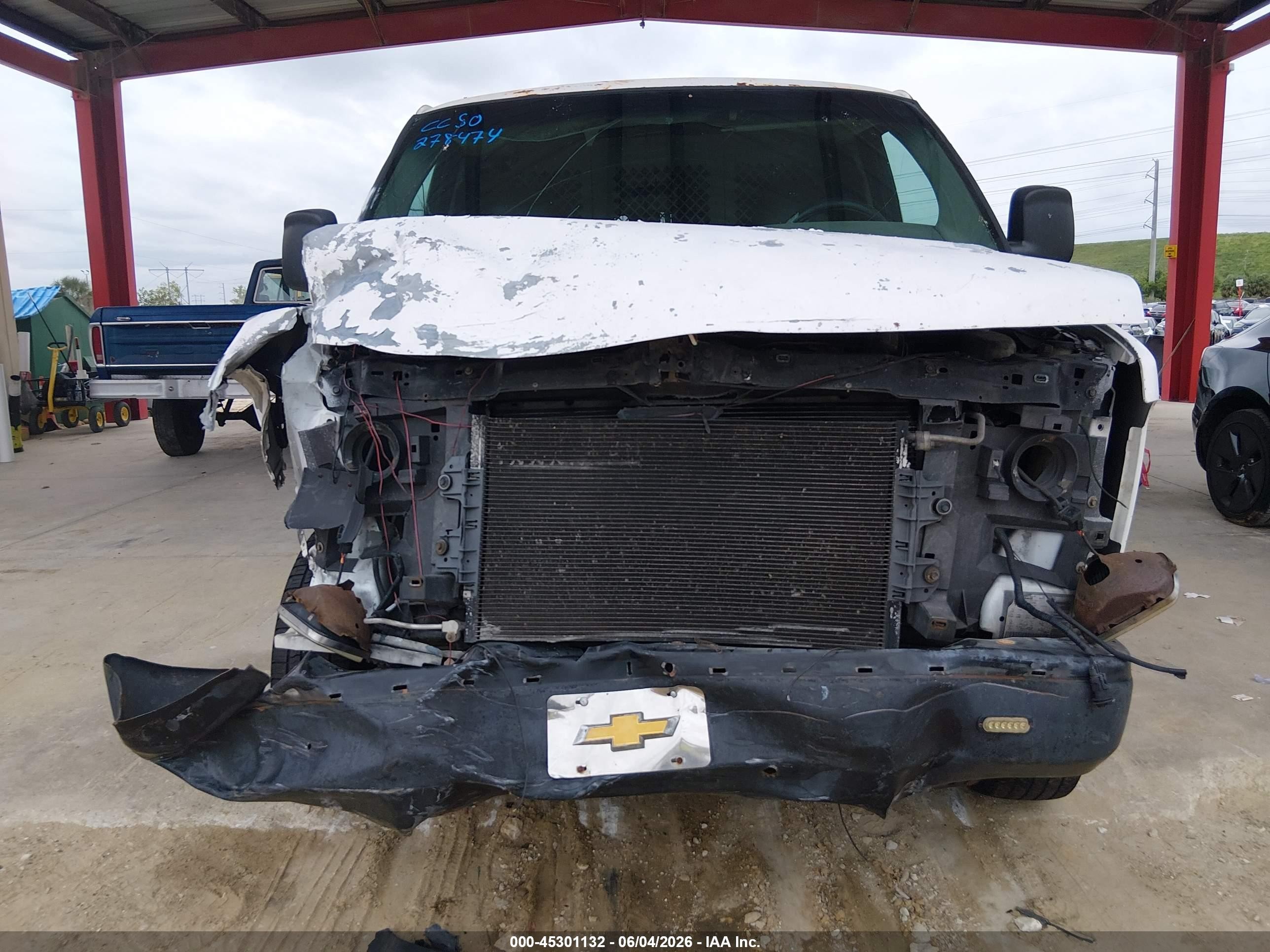 2003 Chevrolet Express   White vin: 1GCGG25V131173826