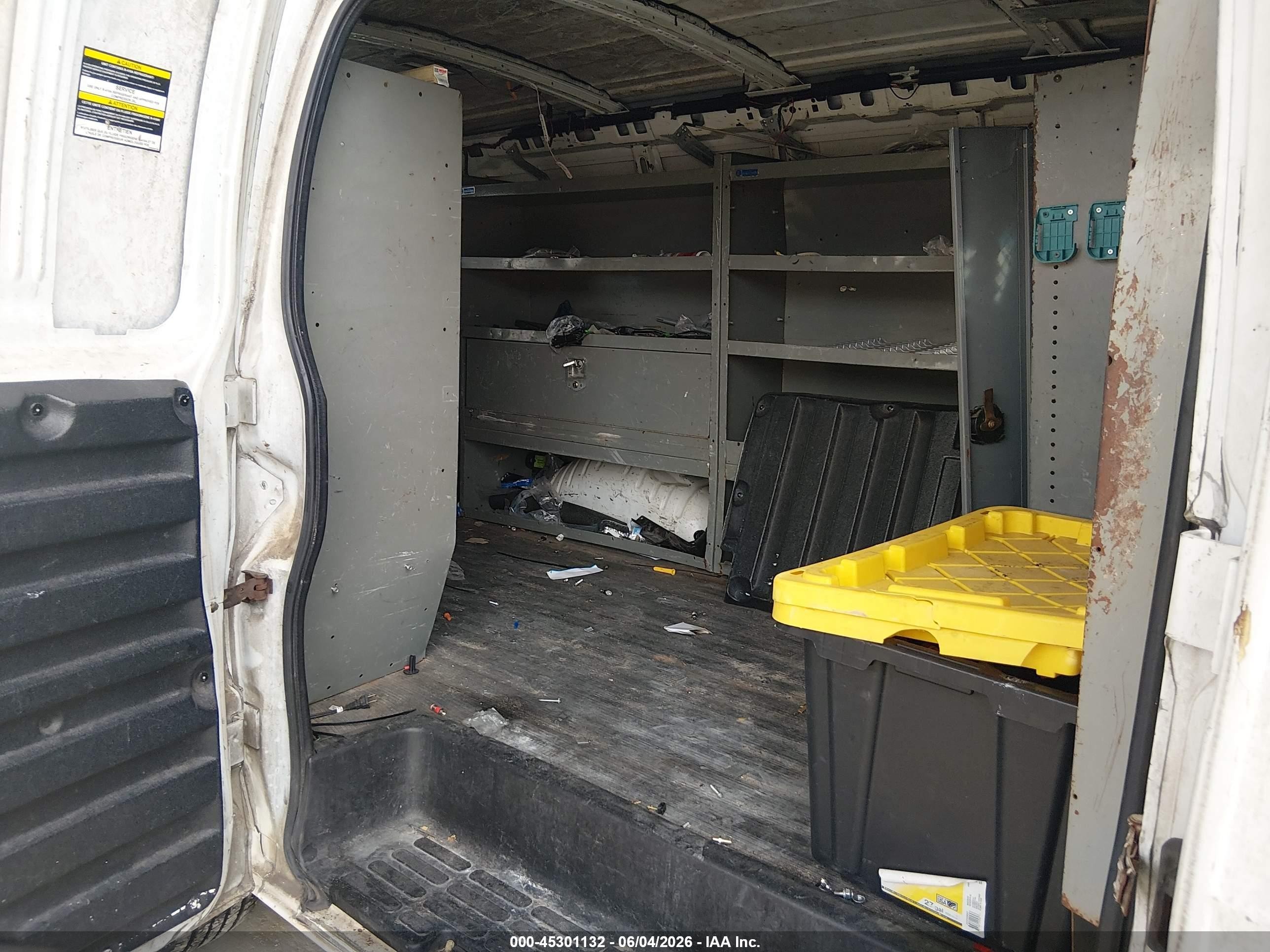 2003 Chevrolet Express   White vin: 1GCGG25V131173826