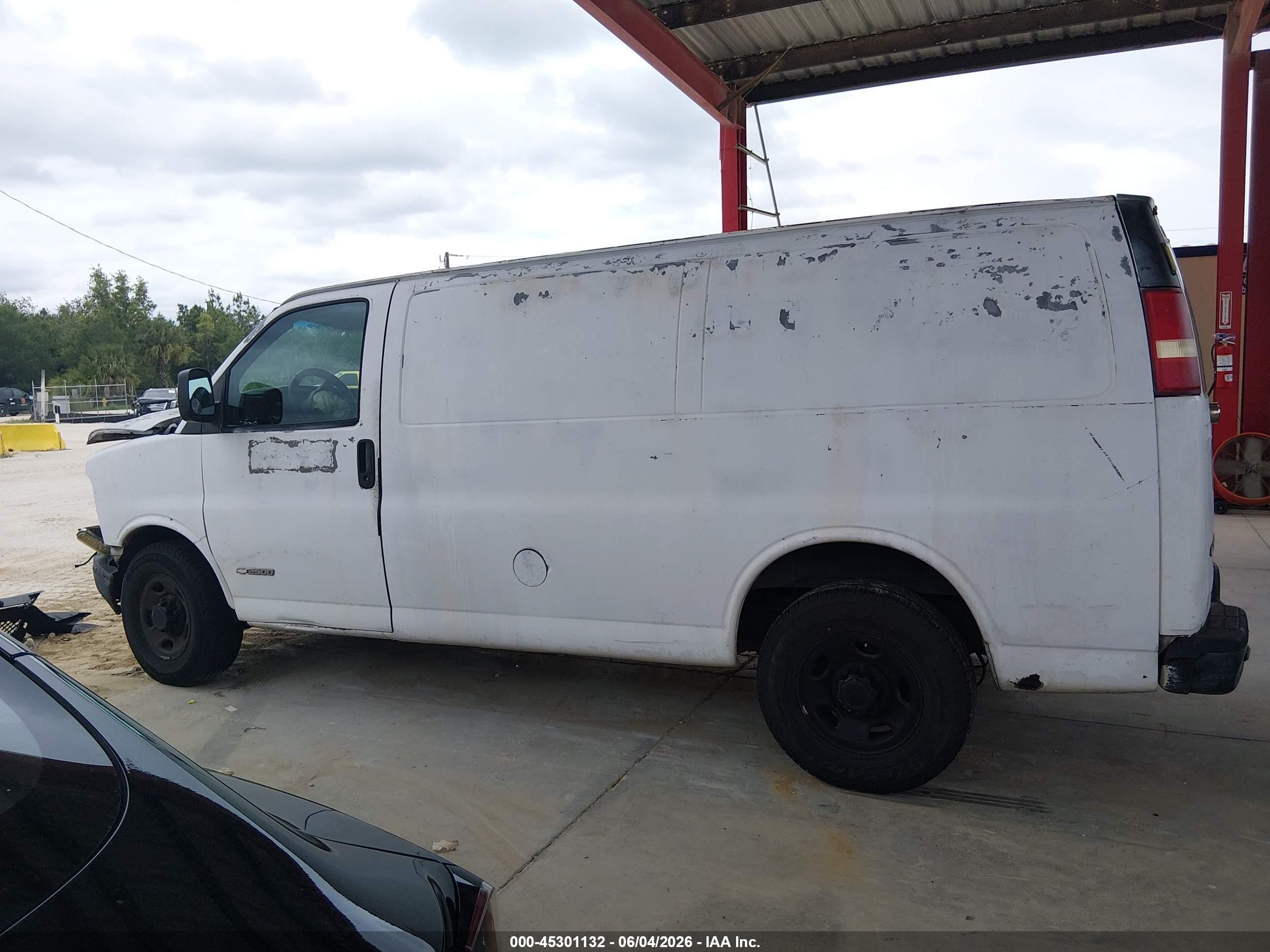 2003 Chevrolet Express   White vin: 1GCGG25V131173826