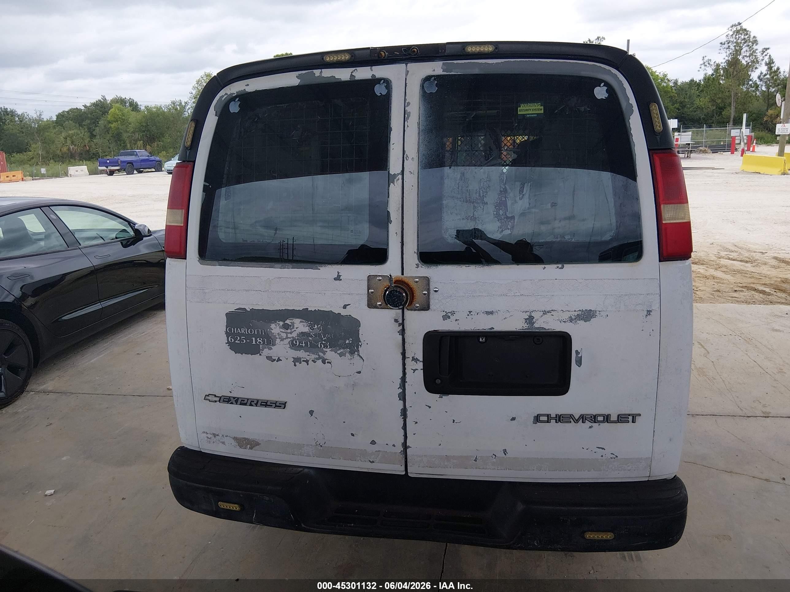 2003 Chevrolet Express   White vin: 1GCGG25V131173826