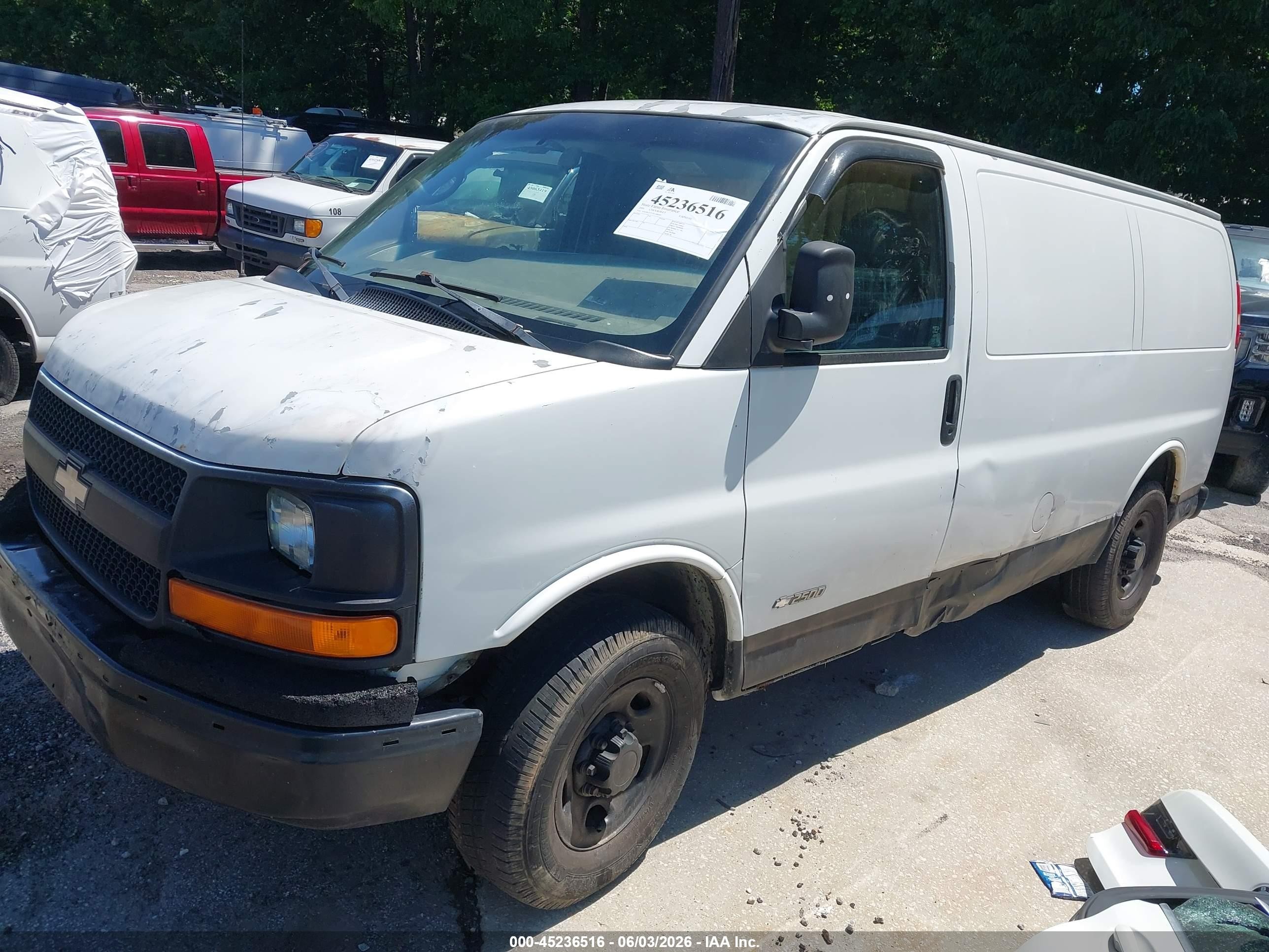2004 Chevrolet Express   White vin: 1GCGG25V241100093
