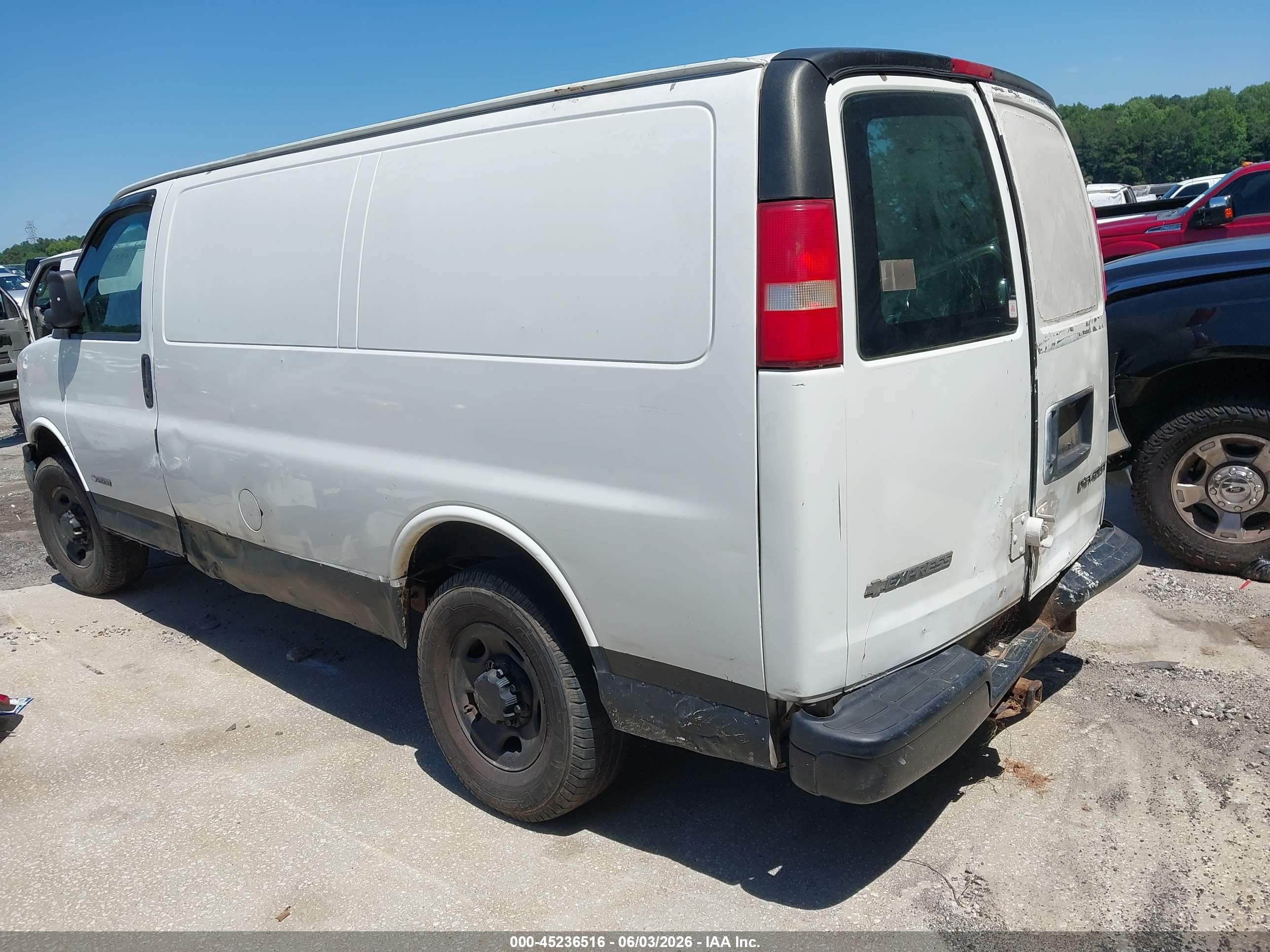 2004 Chevrolet Express   White vin: 1GCGG25V241100093