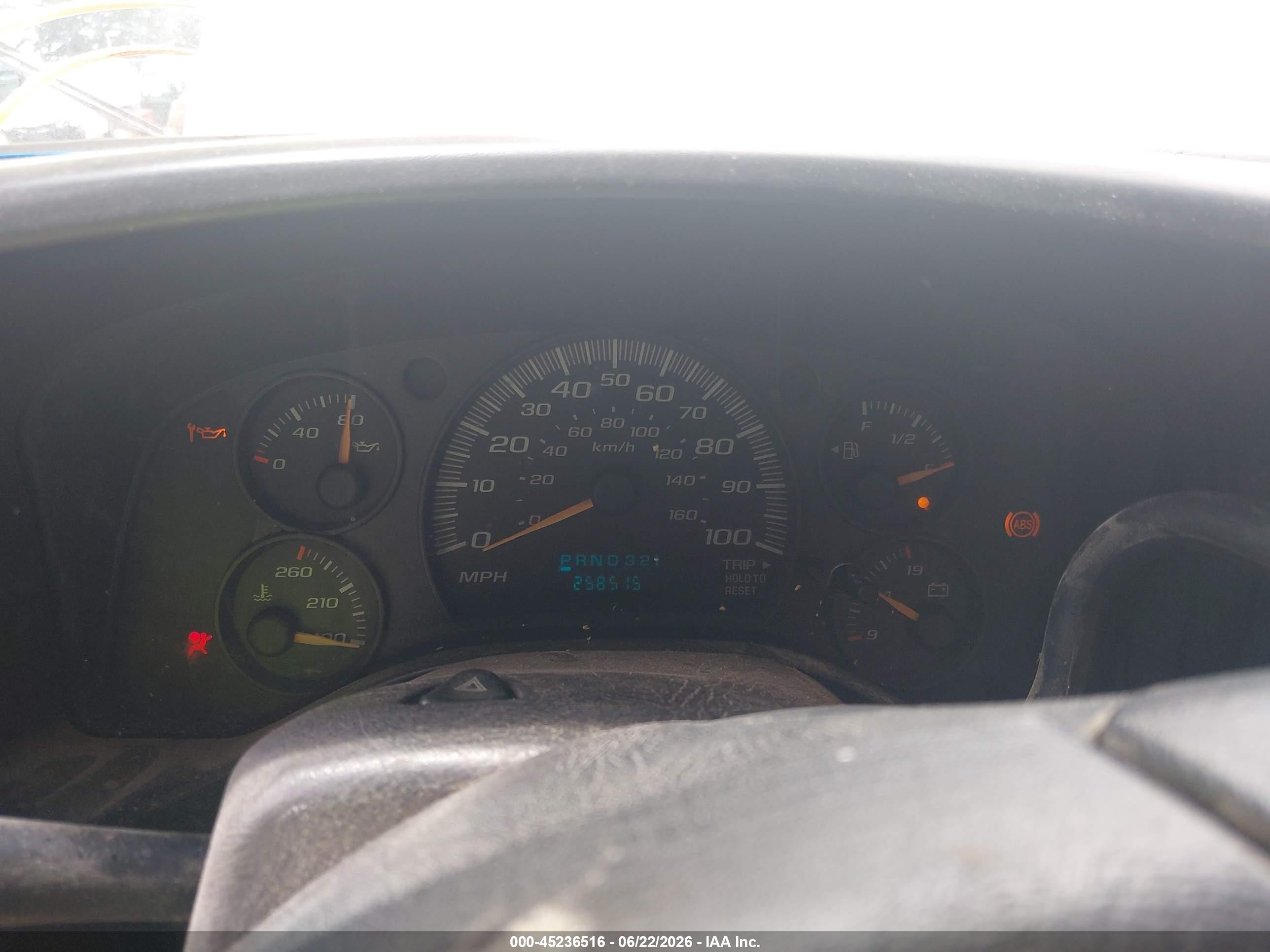 2004 Chevrolet Express   White vin: 1GCGG25V241100093