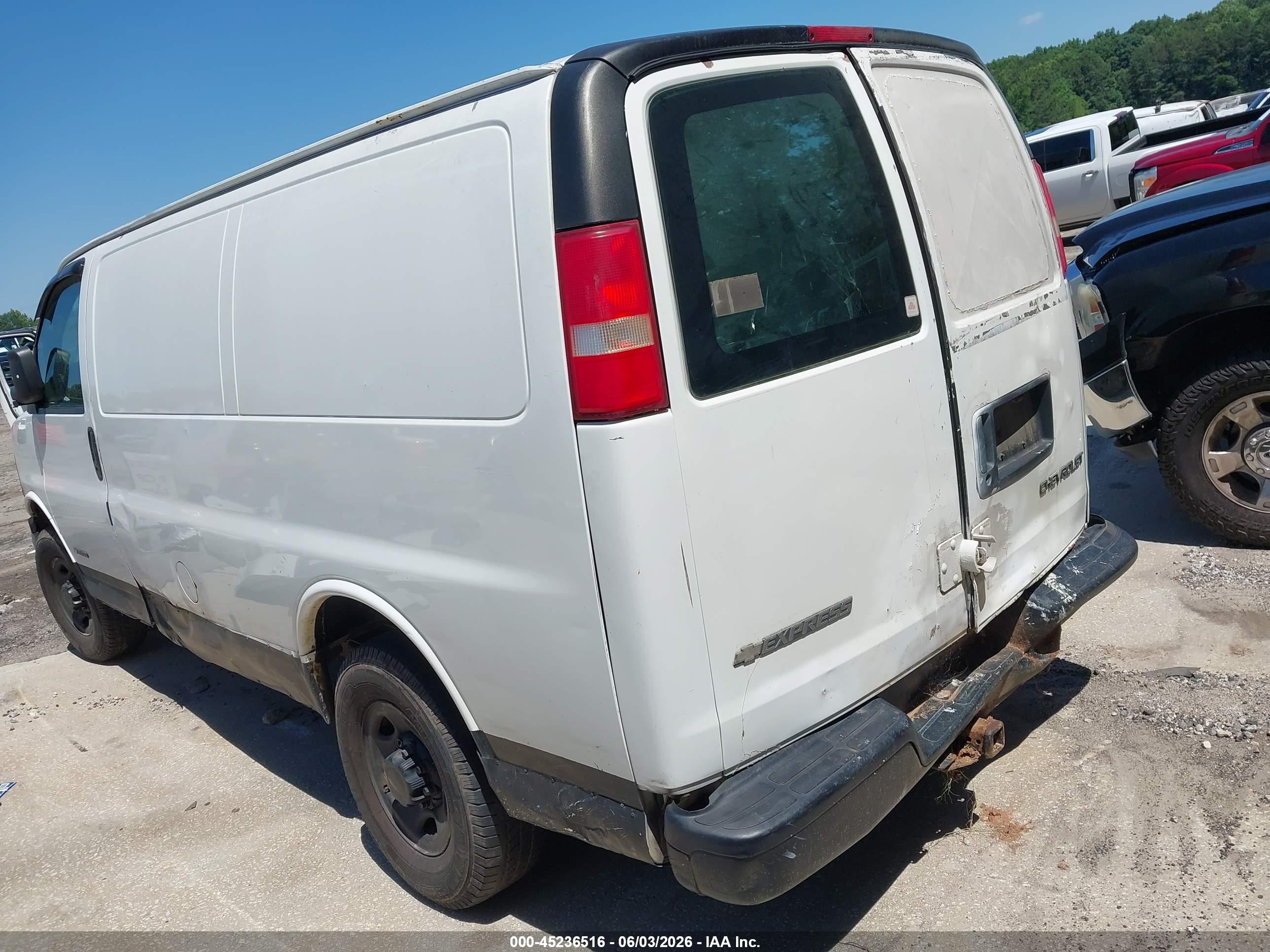 2004 Chevrolet Express   White vin: 1GCGG25V241100093