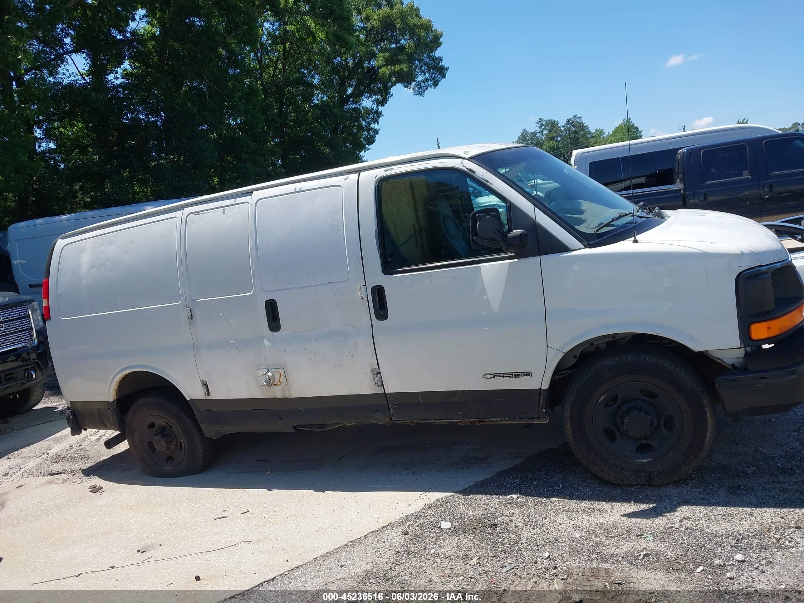 2004 Chevrolet Express   White vin: 1GCGG25V241100093