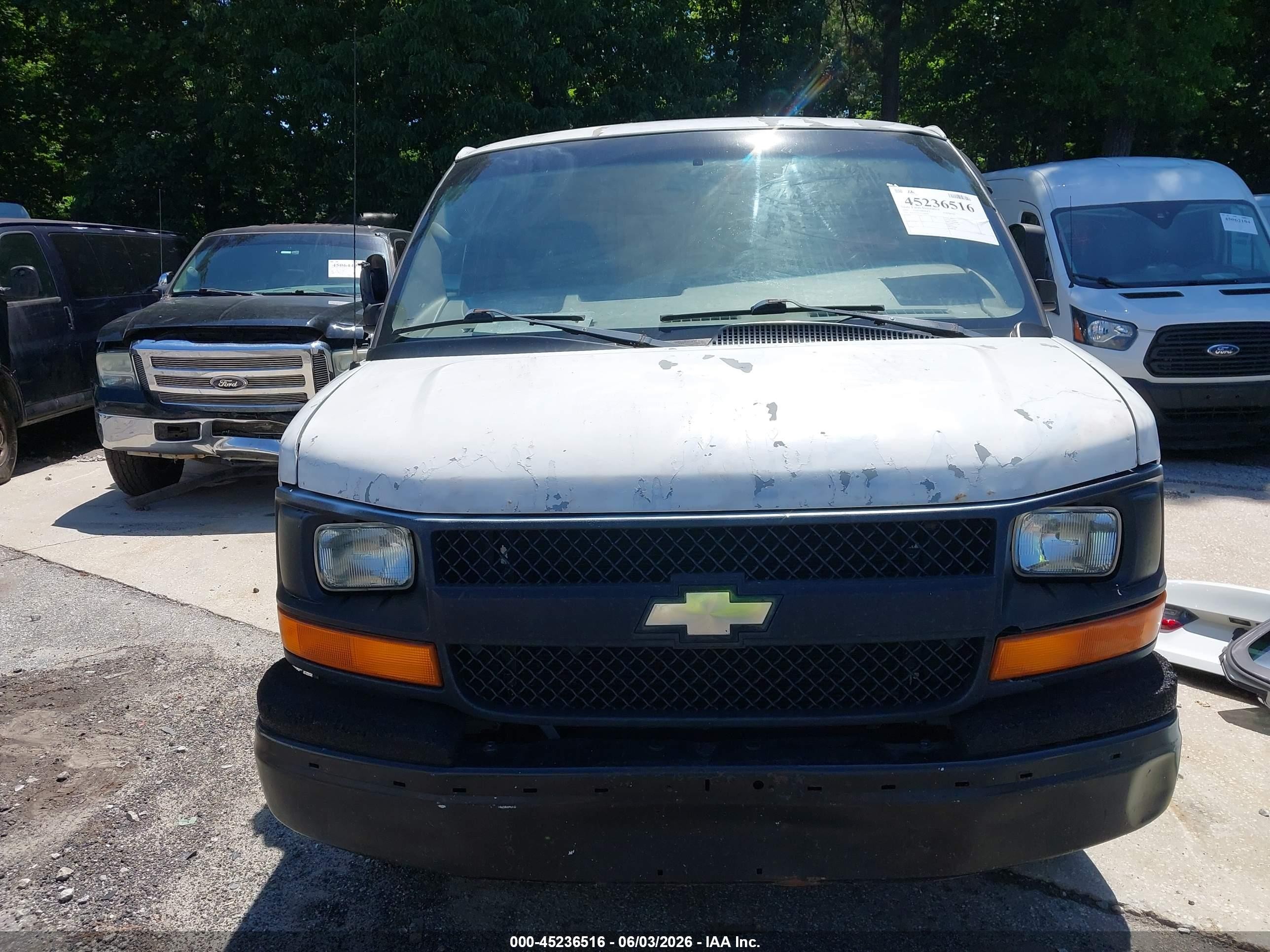 2004 Chevrolet Express   White vin: 1GCGG25V241100093