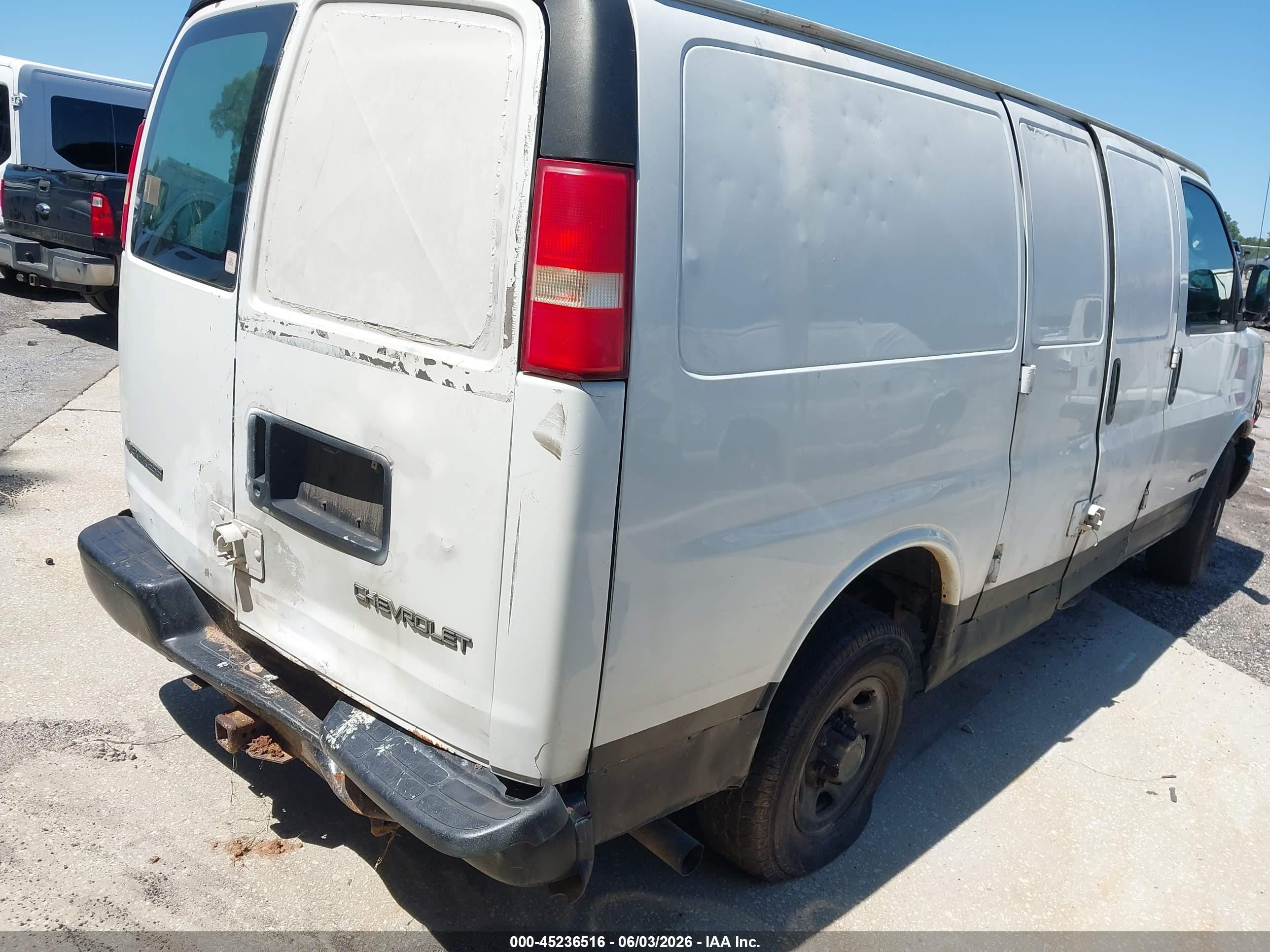 2004 Chevrolet Express   White vin: 1GCGG25V241100093