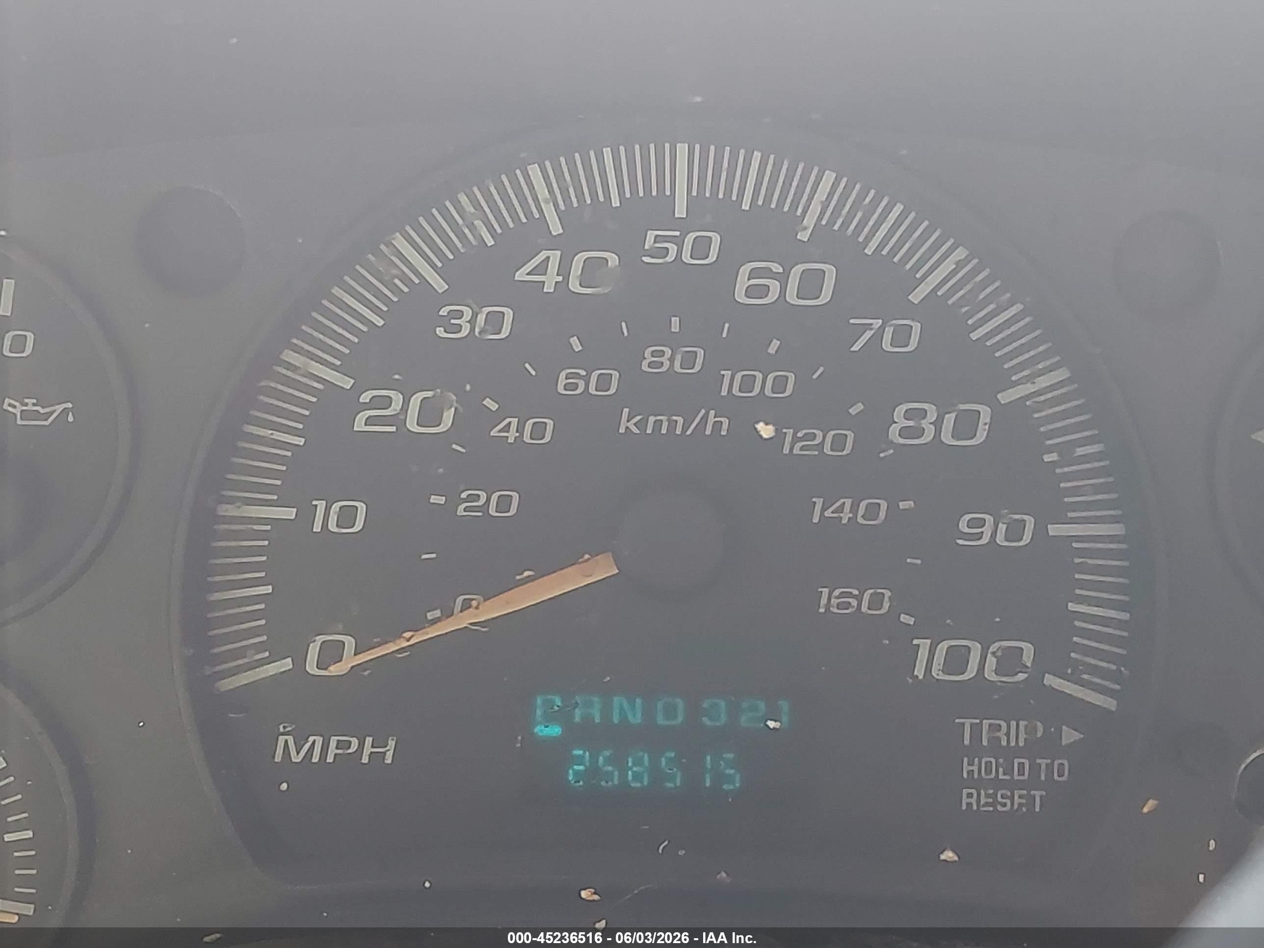 2004 Chevrolet Express   White vin: 1GCGG25V241100093