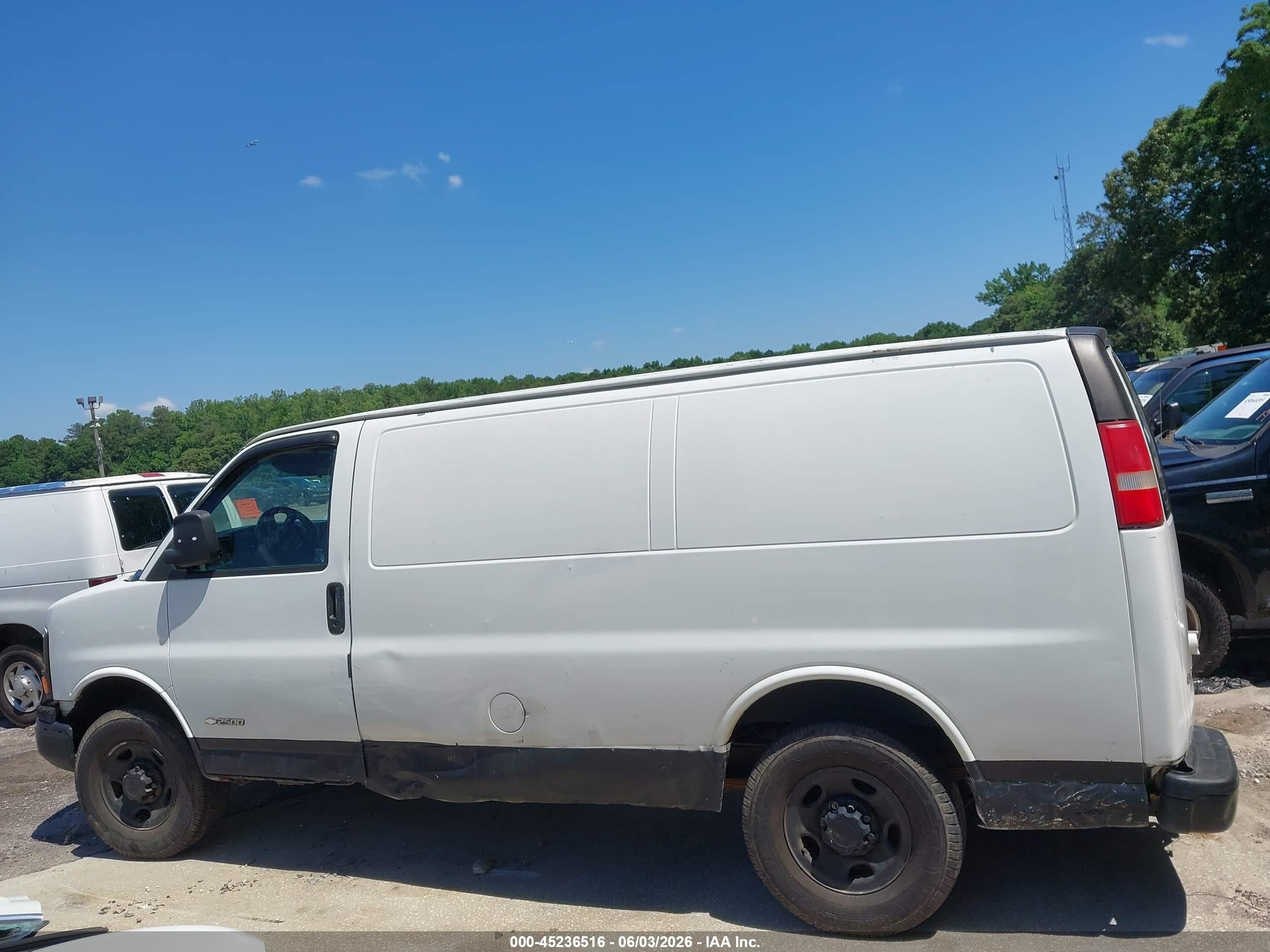 2004 Chevrolet Express   White vin: 1GCGG25V241100093