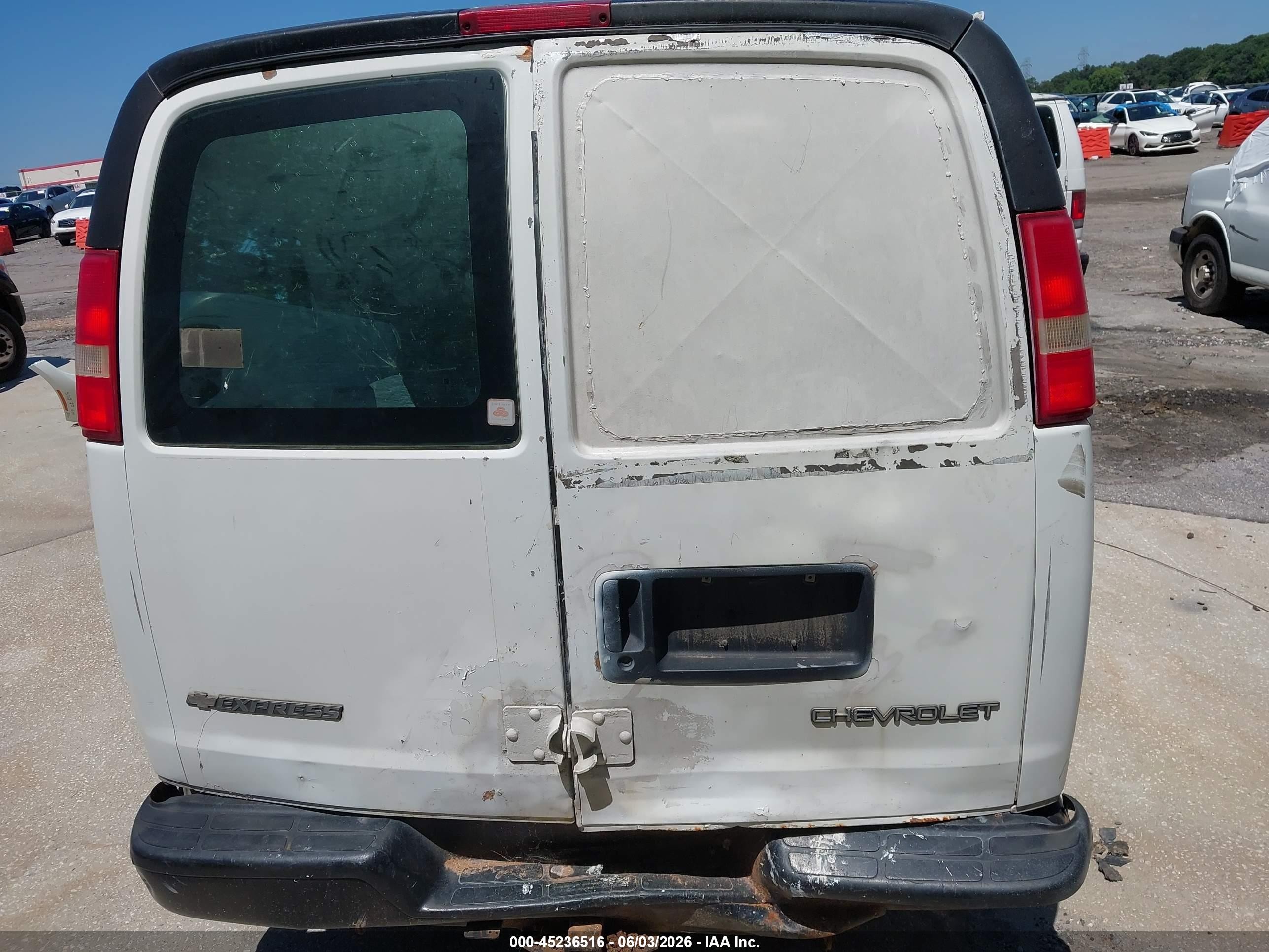 2004 Chevrolet Express   White vin: 1GCGG25V241100093