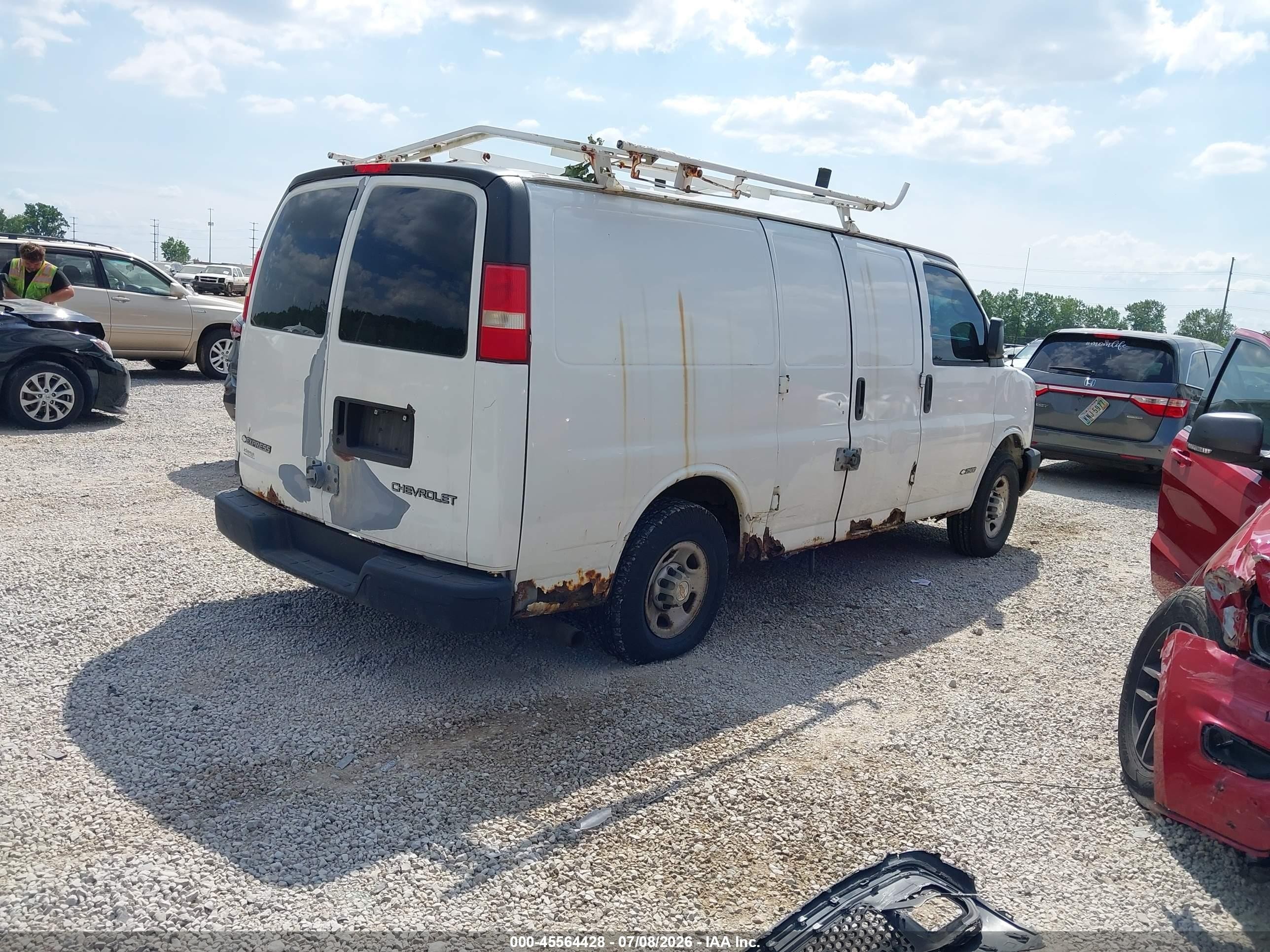 2005 Chevrolet Express   White vin: 1GCGG25V251201832
