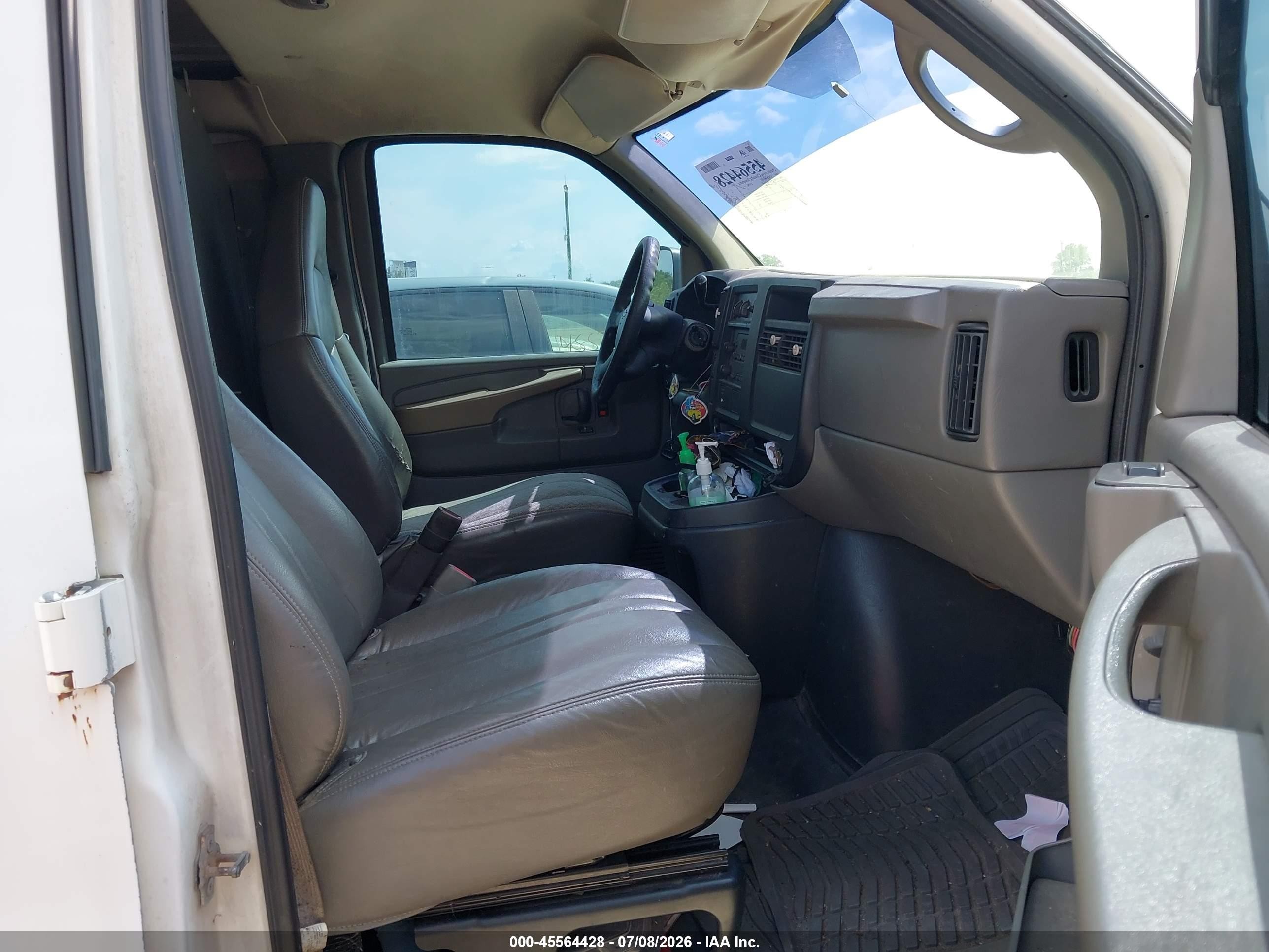2005 Chevrolet Express   White vin: 1GCGG25V251201832