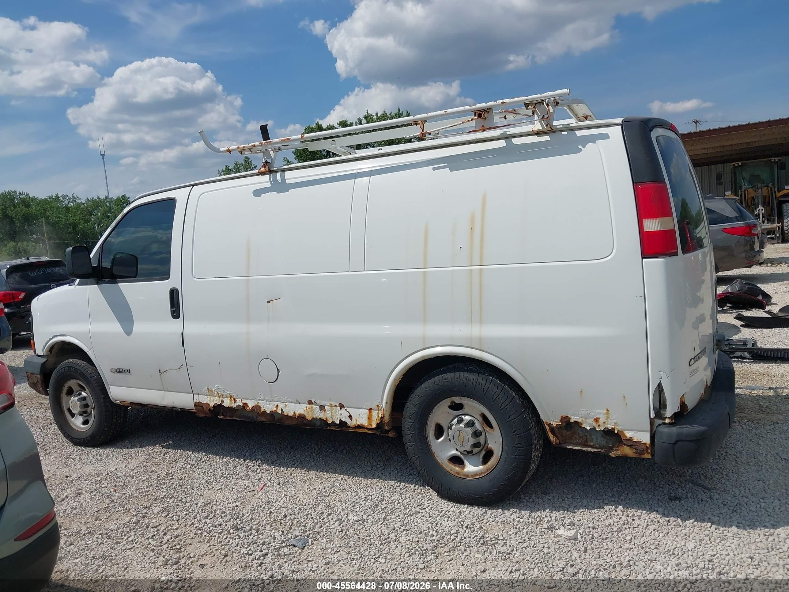 2005 Chevrolet Express   White vin: 1GCGG25V251201832