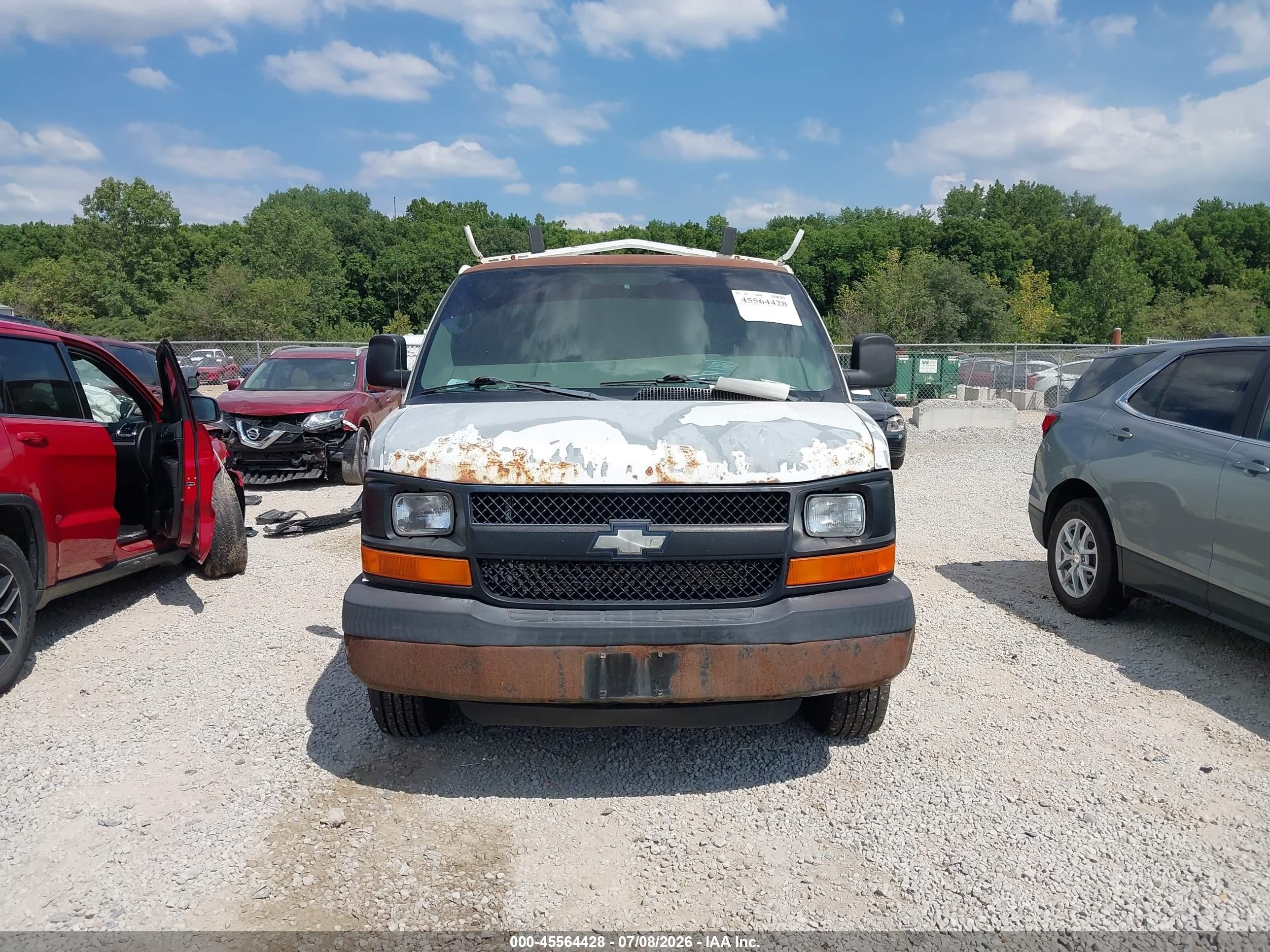 2005 Chevrolet Express   White vin: 1GCGG25V251201832